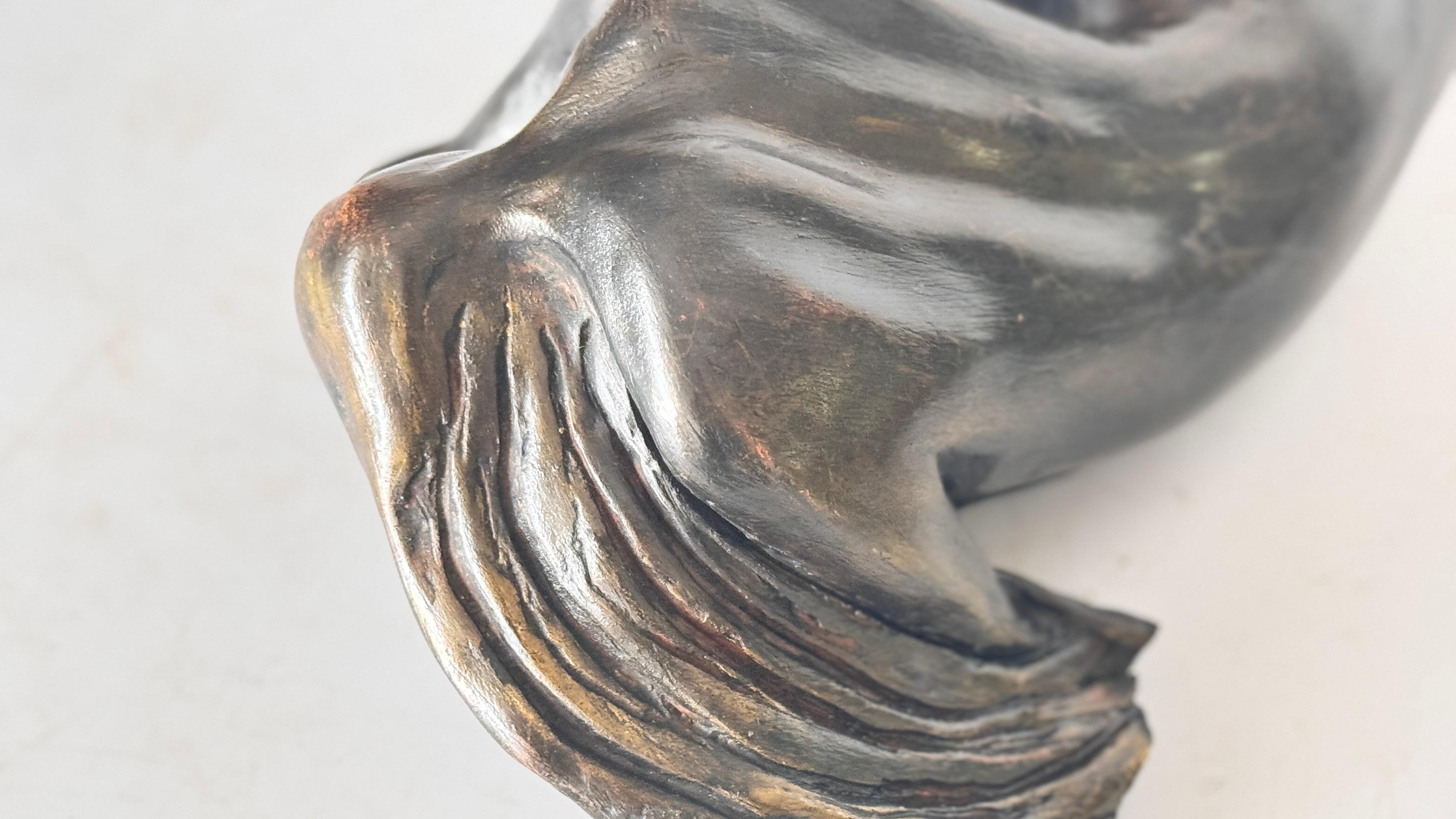Scultura femminile reclinata - Patina nera - Argilla cruda - Anni '70 in vendita 4