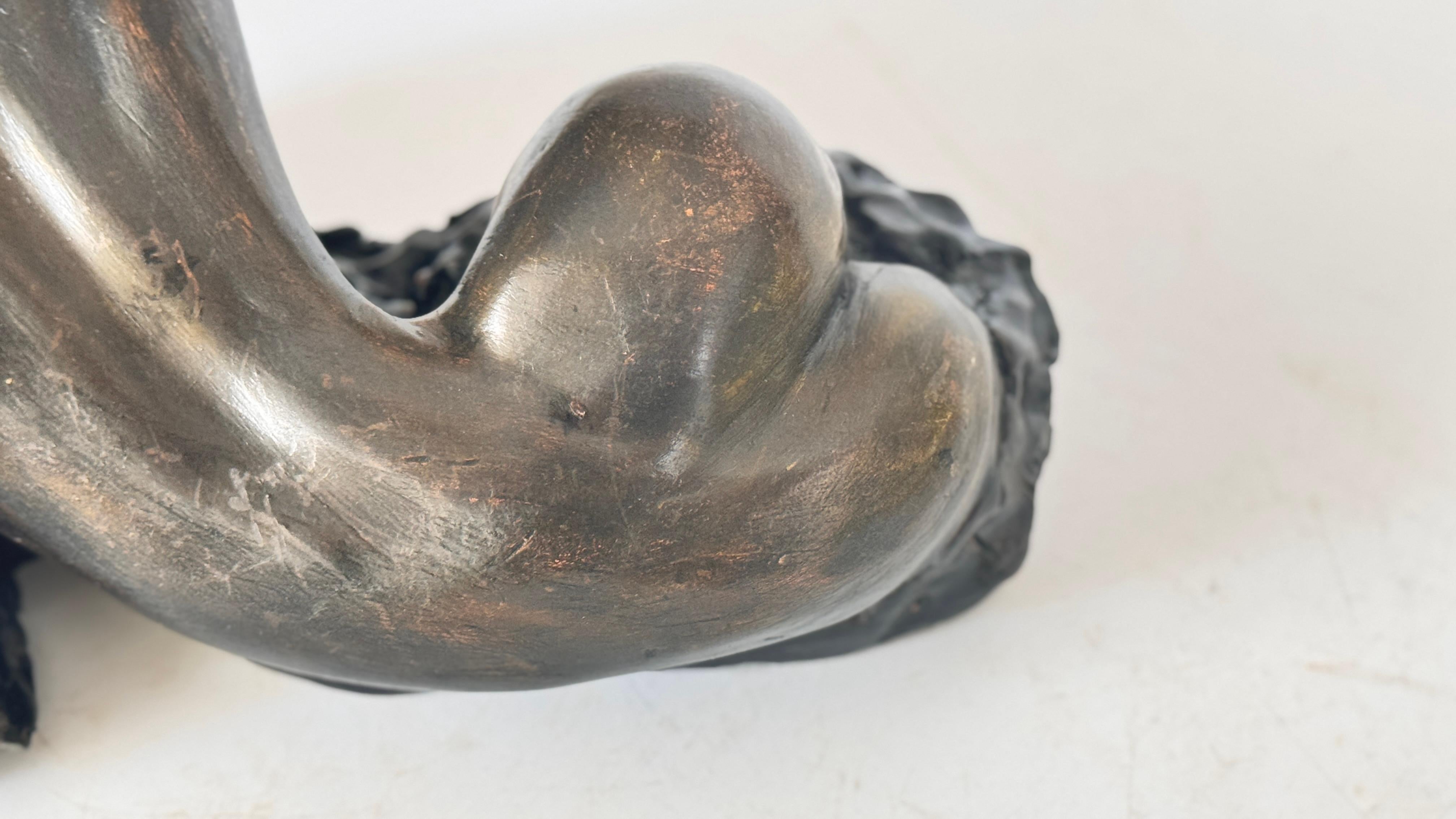 Scultura femminile reclinata - Patina nera - Argilla cruda - Anni '70 in vendita 5