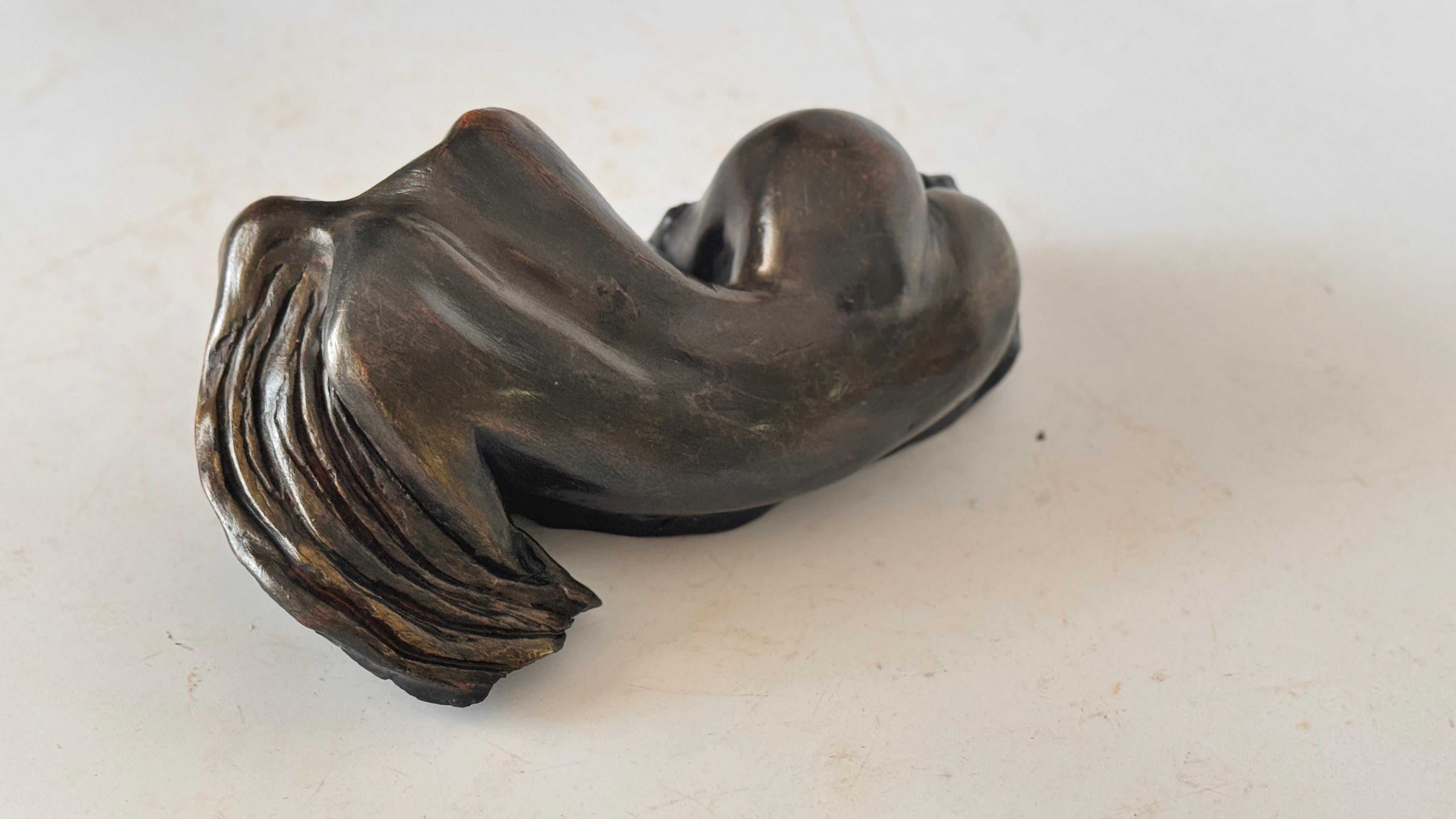Scultura femminile reclinata - Patina nera - Argilla cruda - Anni '70 in vendita 7
