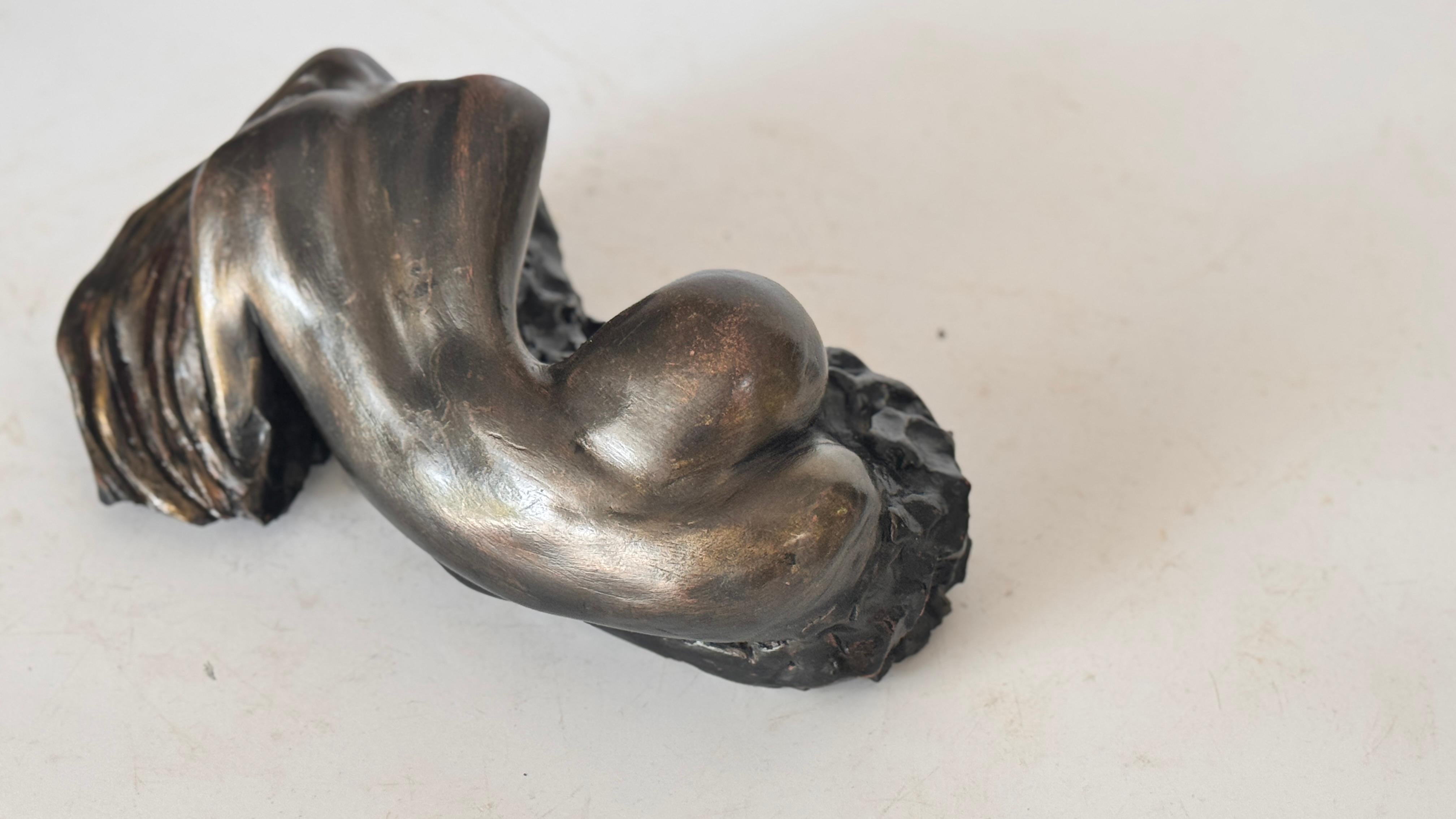 Scultura femminile reclinata - Patina nera - Argilla cruda - Anni '70 in vendita 8
