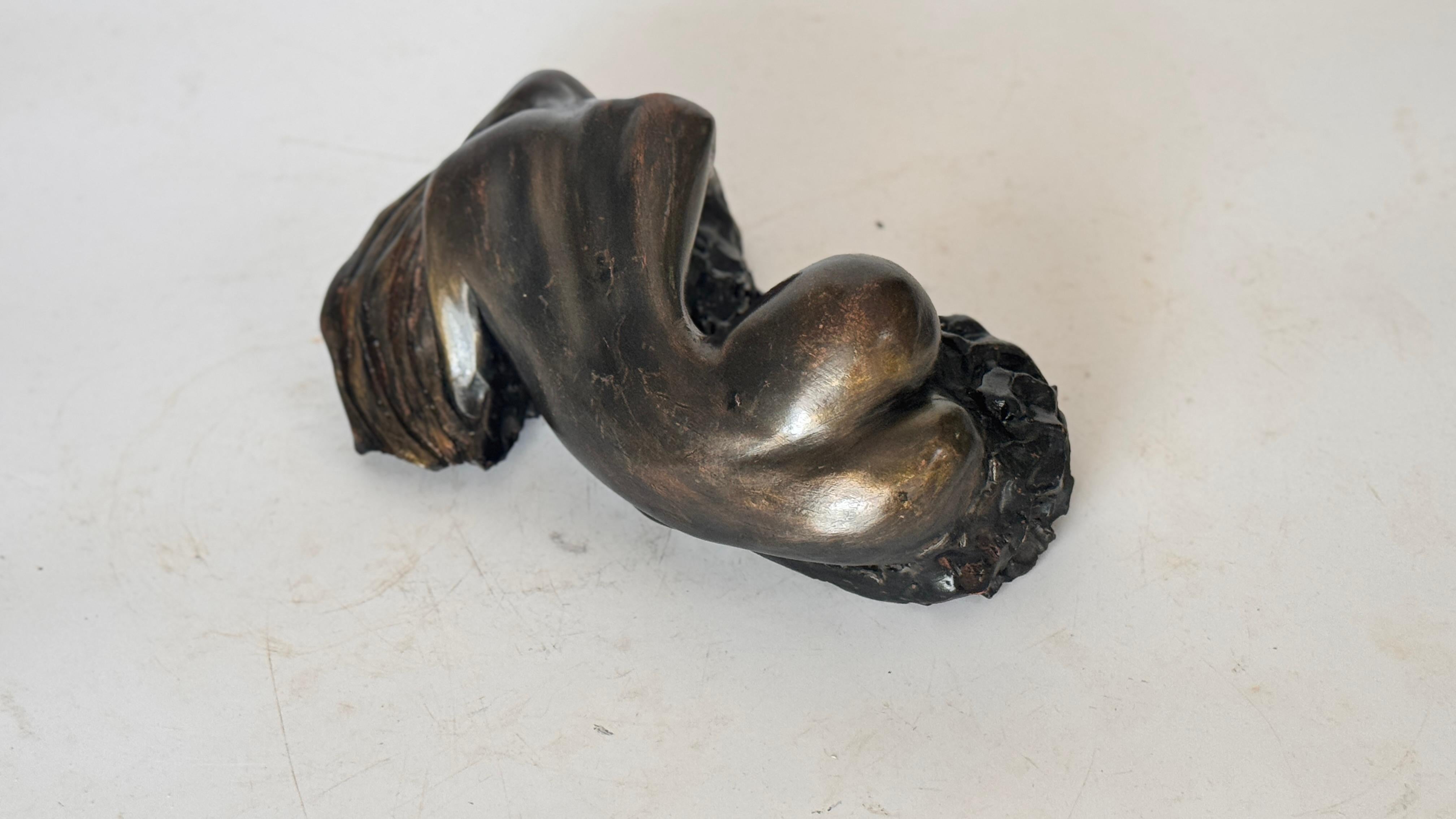 Scultura femminile reclinata - Patina nera - Argilla cruda - Anni '70 in vendita 9