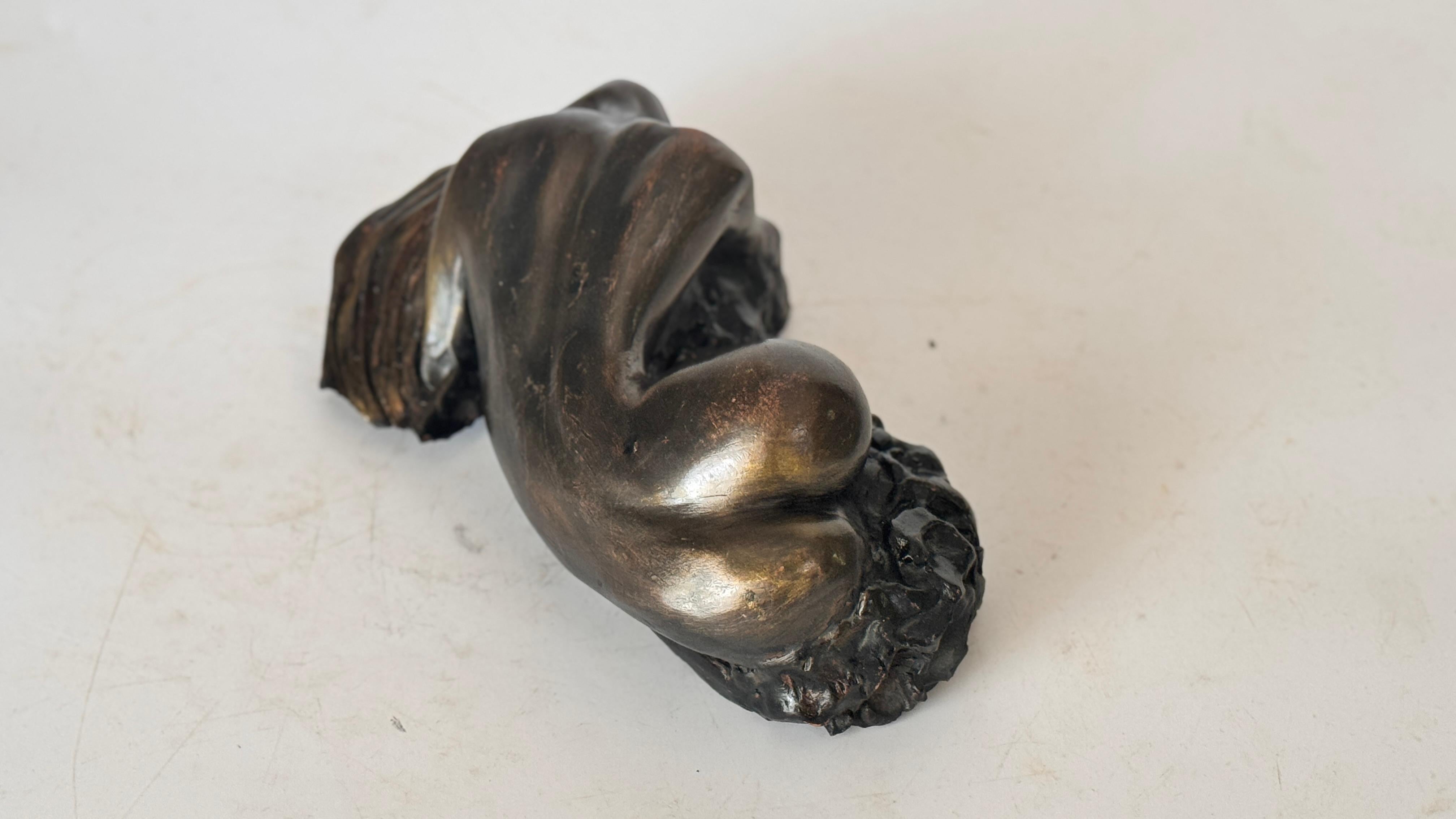 Scultura femminile reclinata - Patina nera - Argilla cruda - Anni '70 in vendita 10