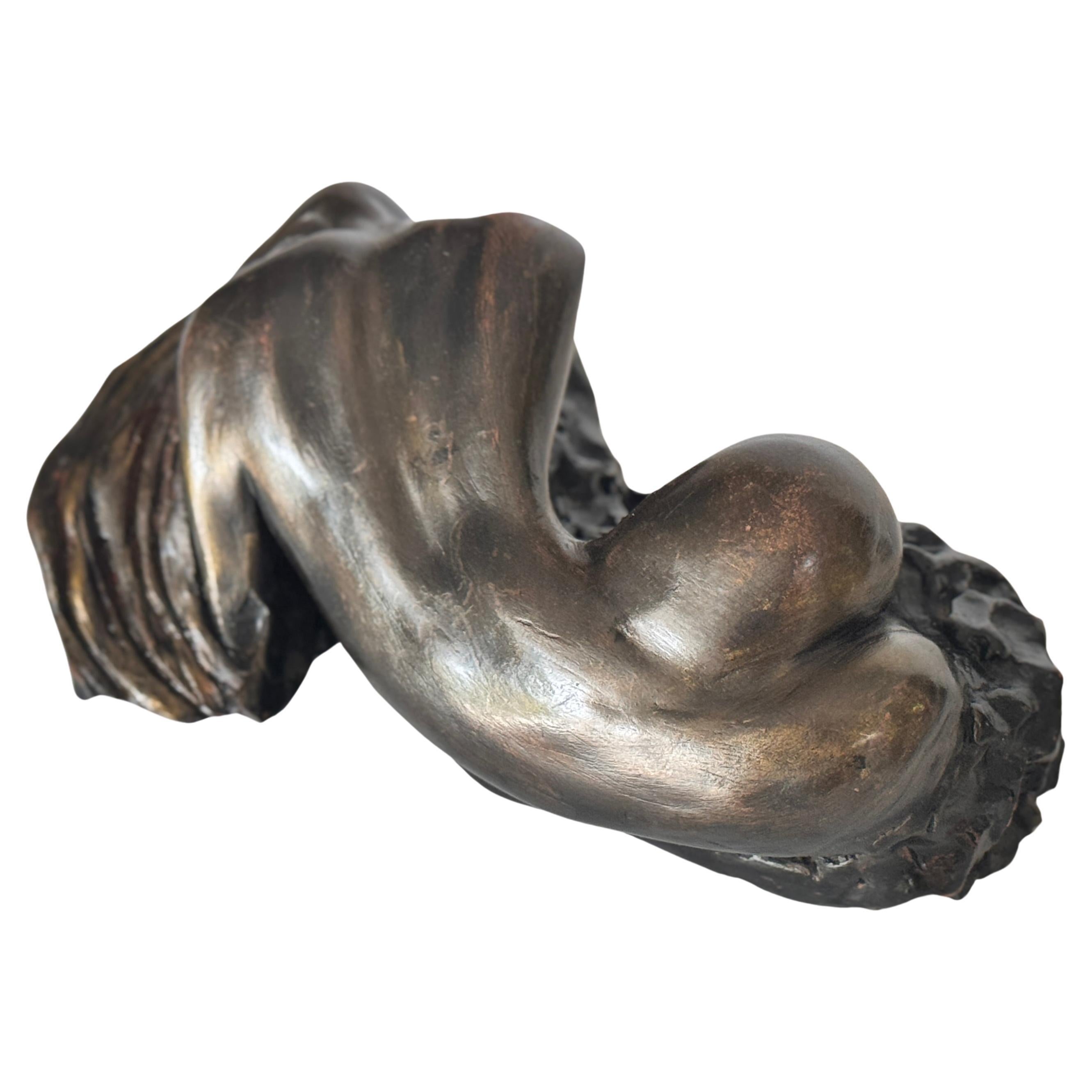 Francese Scultura femminile reclinata - Patina nera - Argilla cruda - Anni '70 in vendita