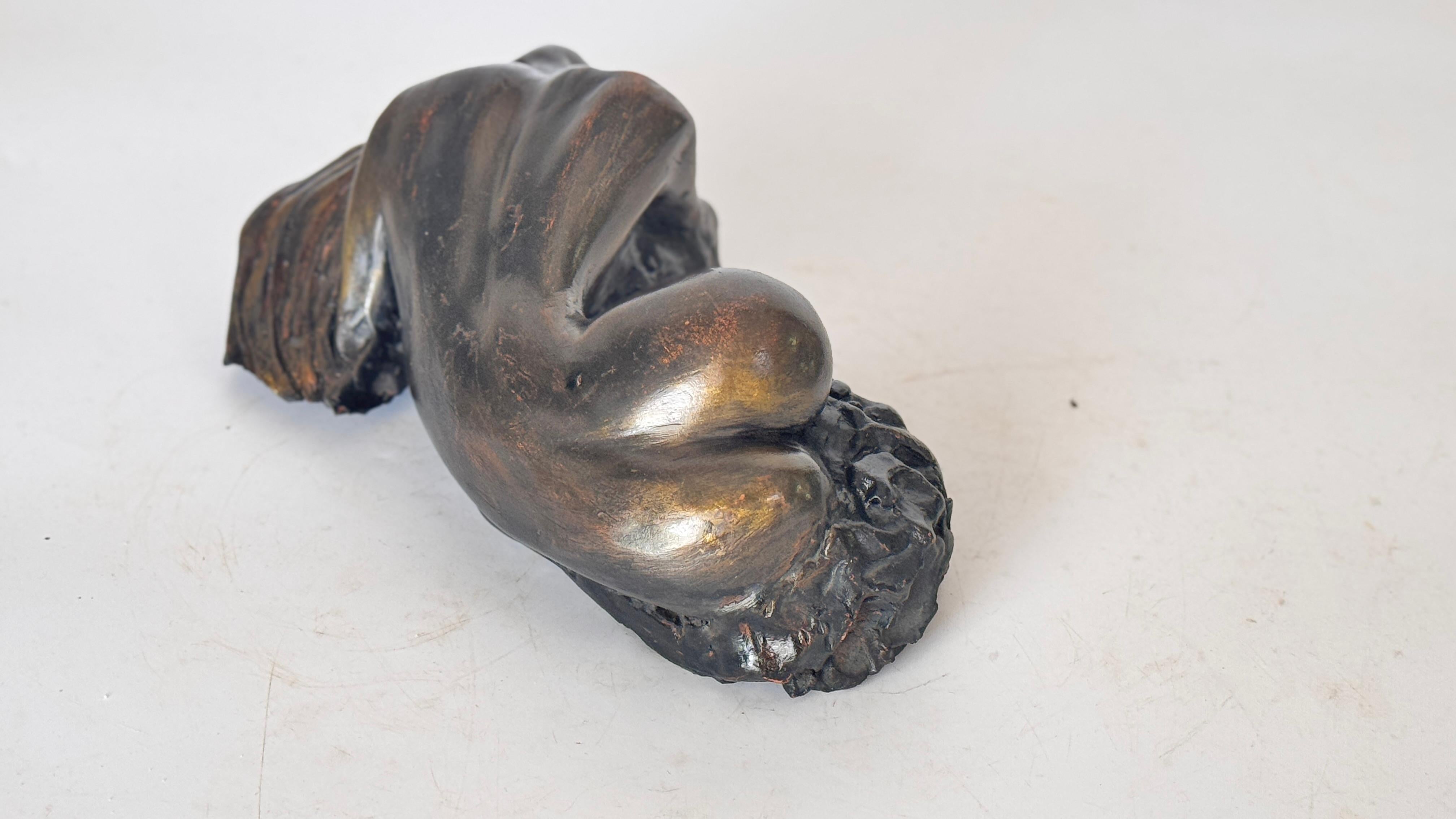 Patinato Scultura femminile reclinata - Patina nera - Argilla cruda - Anni '70 in vendita