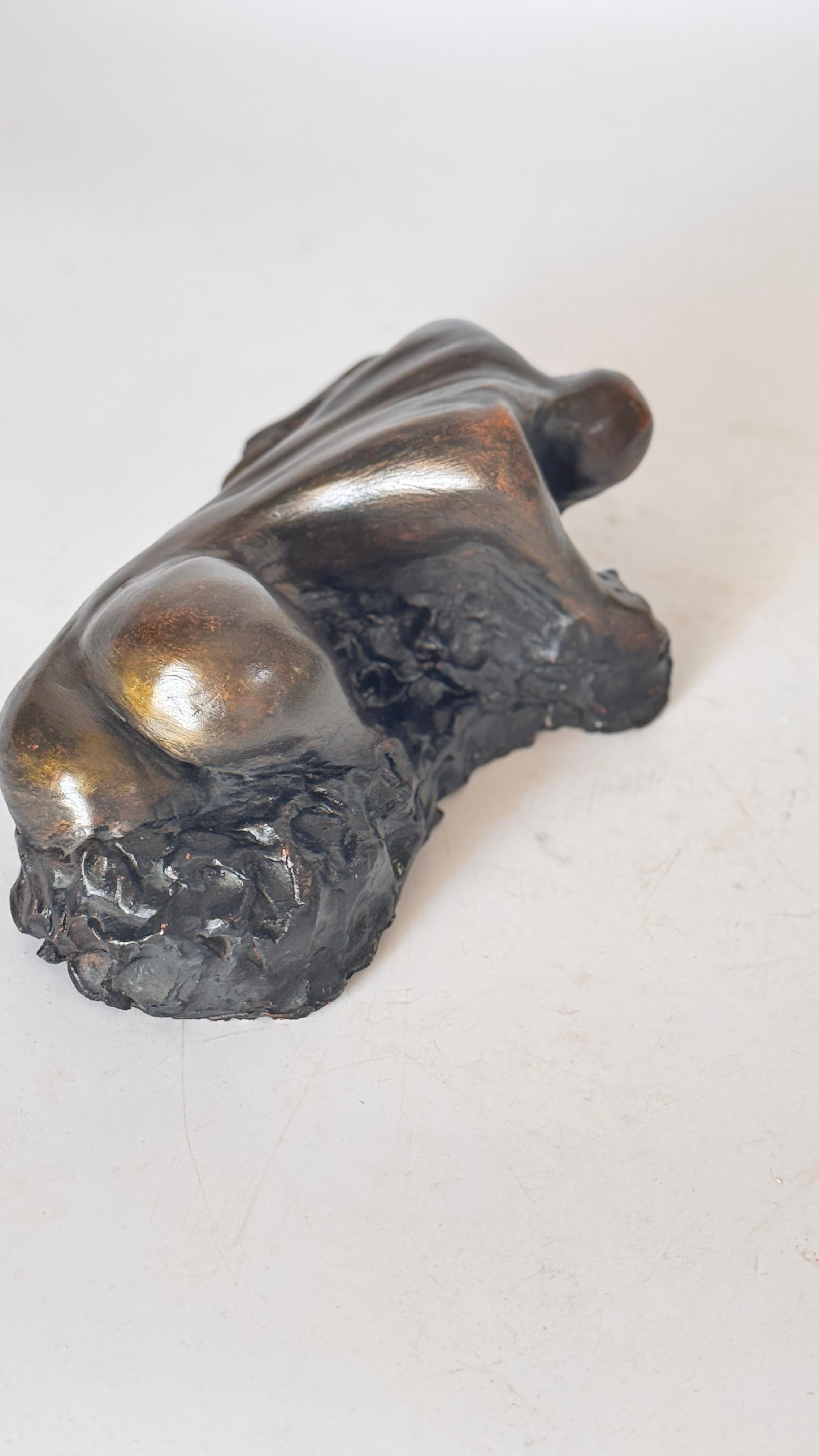 Scultura femminile reclinata - Patina nera - Argilla cruda - Anni '70 in vendita 1