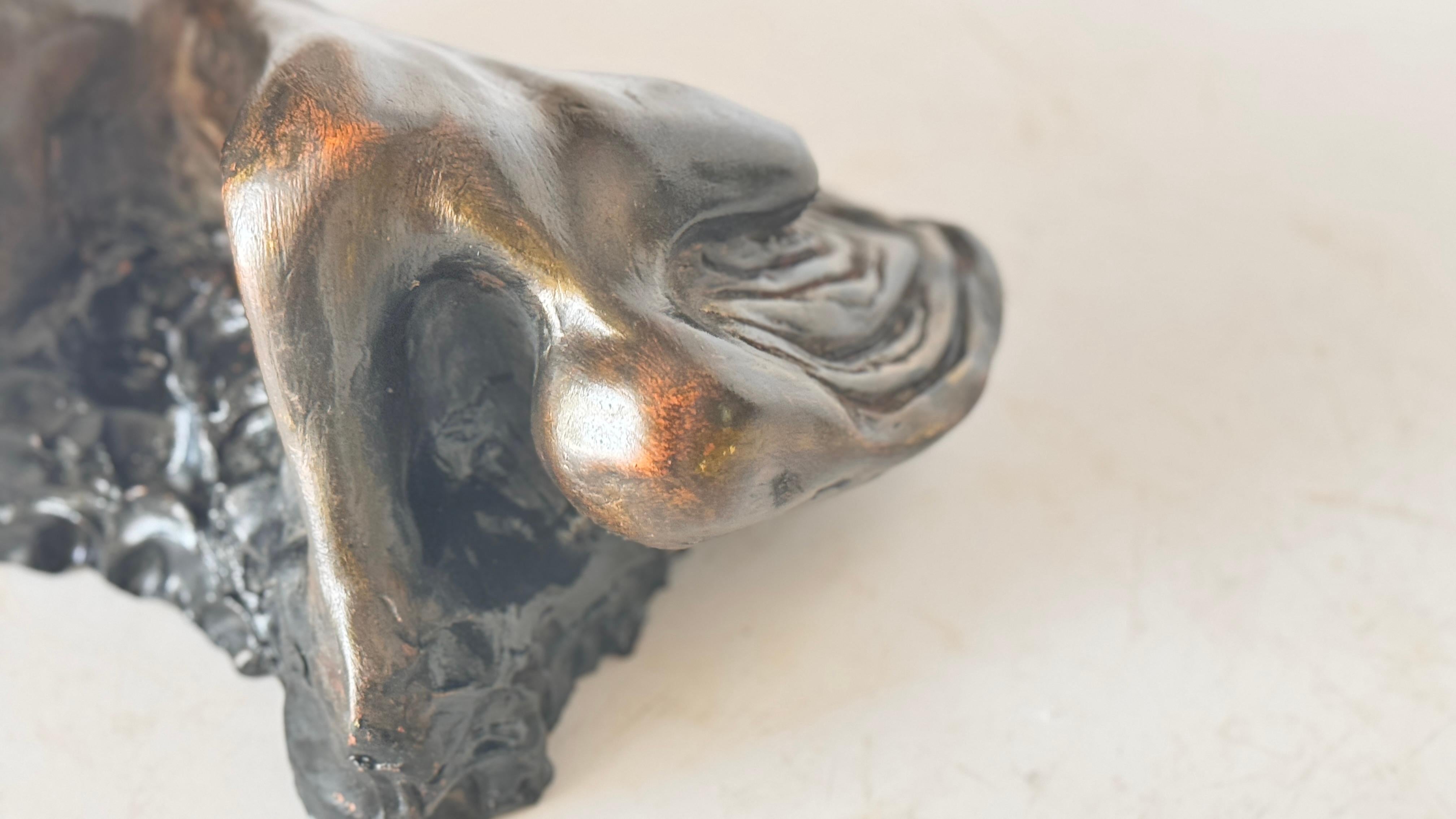 Scultura femminile reclinata - Patina nera - Argilla cruda - Anni '70 in vendita 2