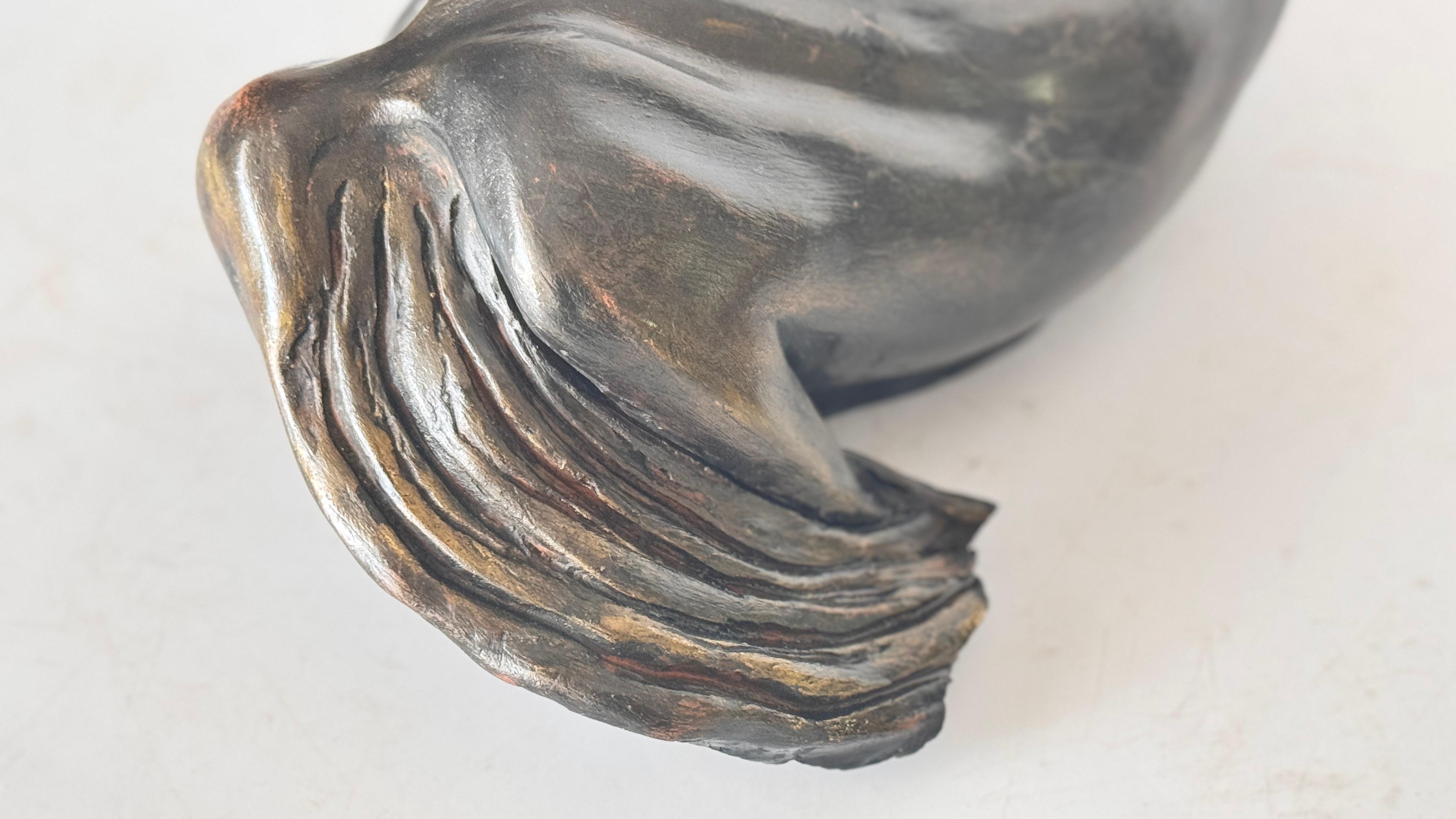 Scultura femminile reclinata - Patina nera - Argilla cruda - Anni '70 in vendita 3