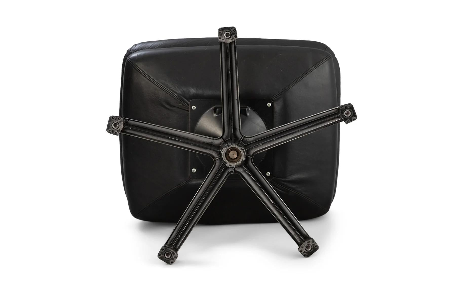 Aluminium Chaise longue finlandaise inclinable + ottoman en cuir noir en vente