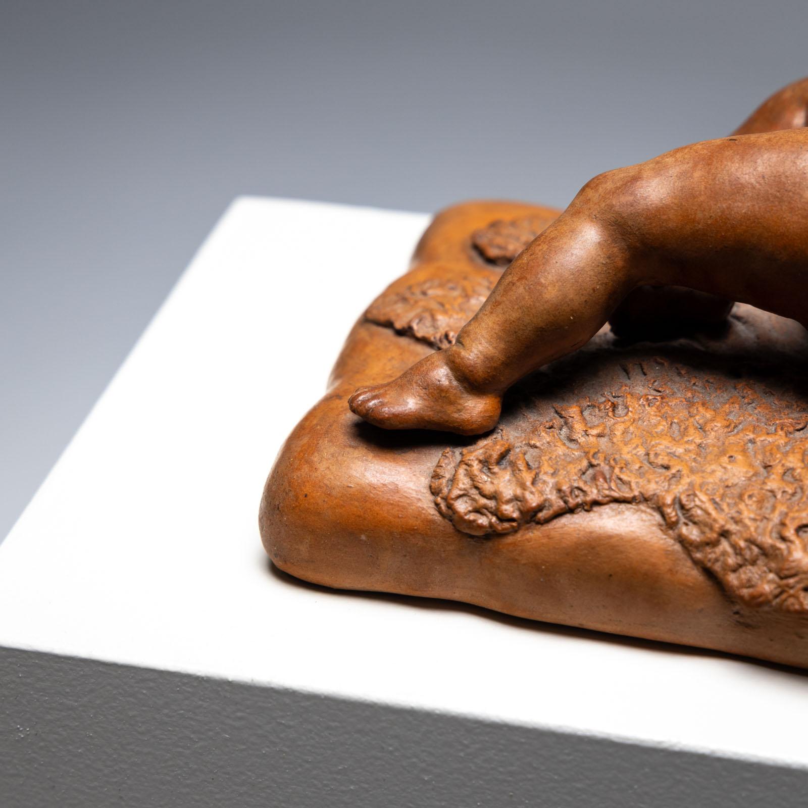 Neonato reclinato in terracotta, segno. F. Sans, probabilmente Spagna, fine del XIX secolo in vendita 7
