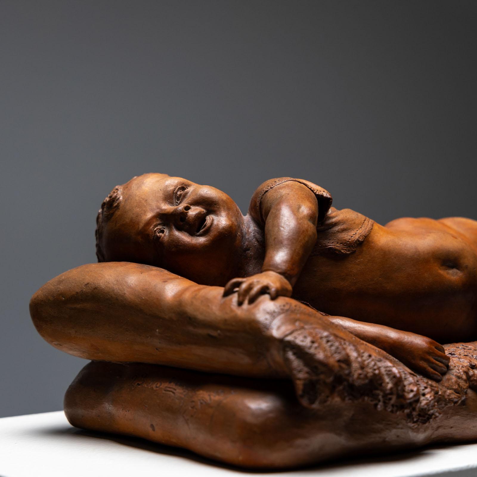Neonato reclinato in terracotta, segno. F. Sans, probabilmente Spagna, fine del XIX secolo In condizioni buone in vendita a Greding, DE