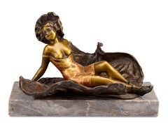 Bronze érotique d'une femme allongée de Franz Bergmann