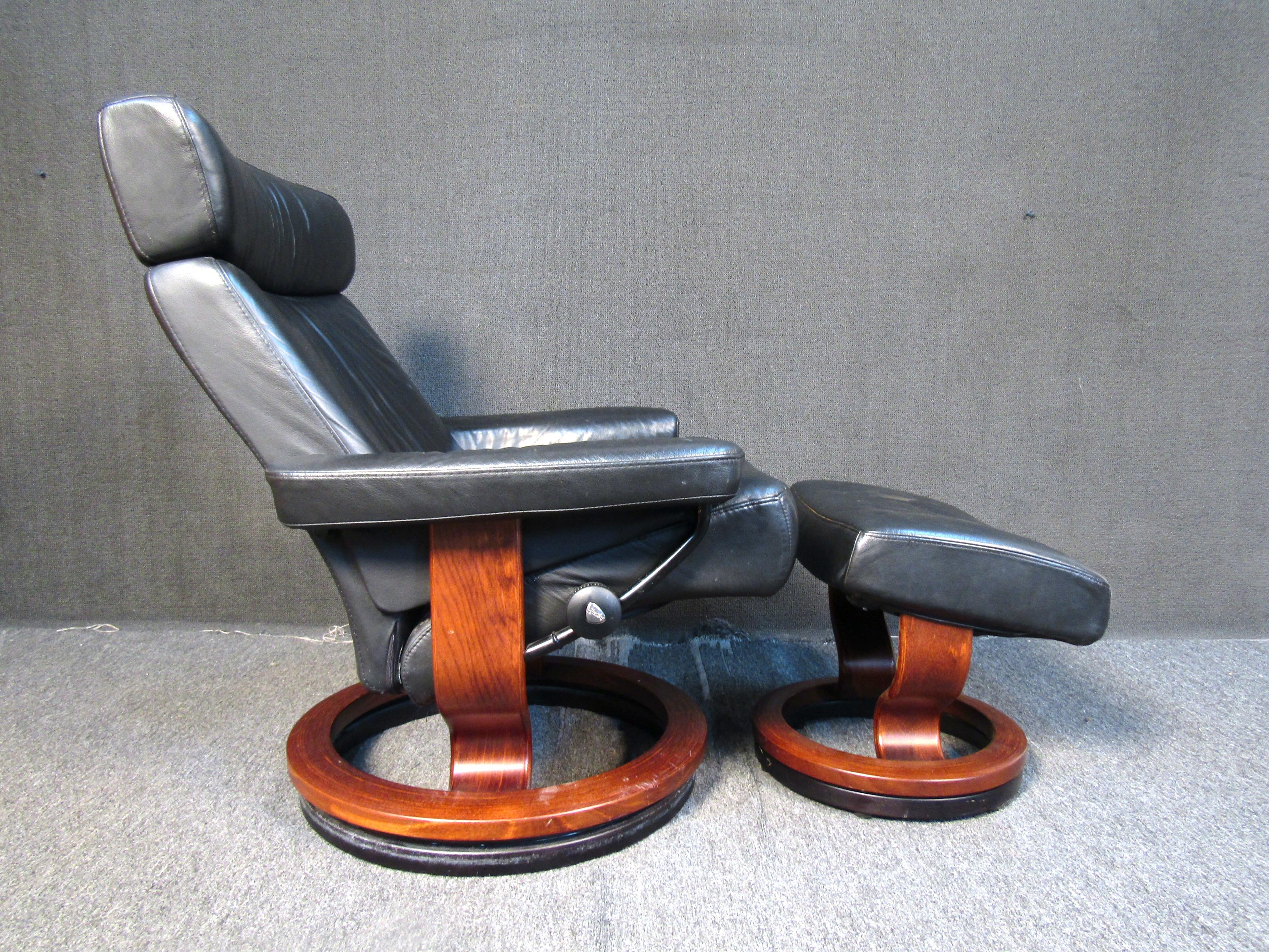 Moderne Chaise et pouf inclinables en cuir par Ekornes en vente