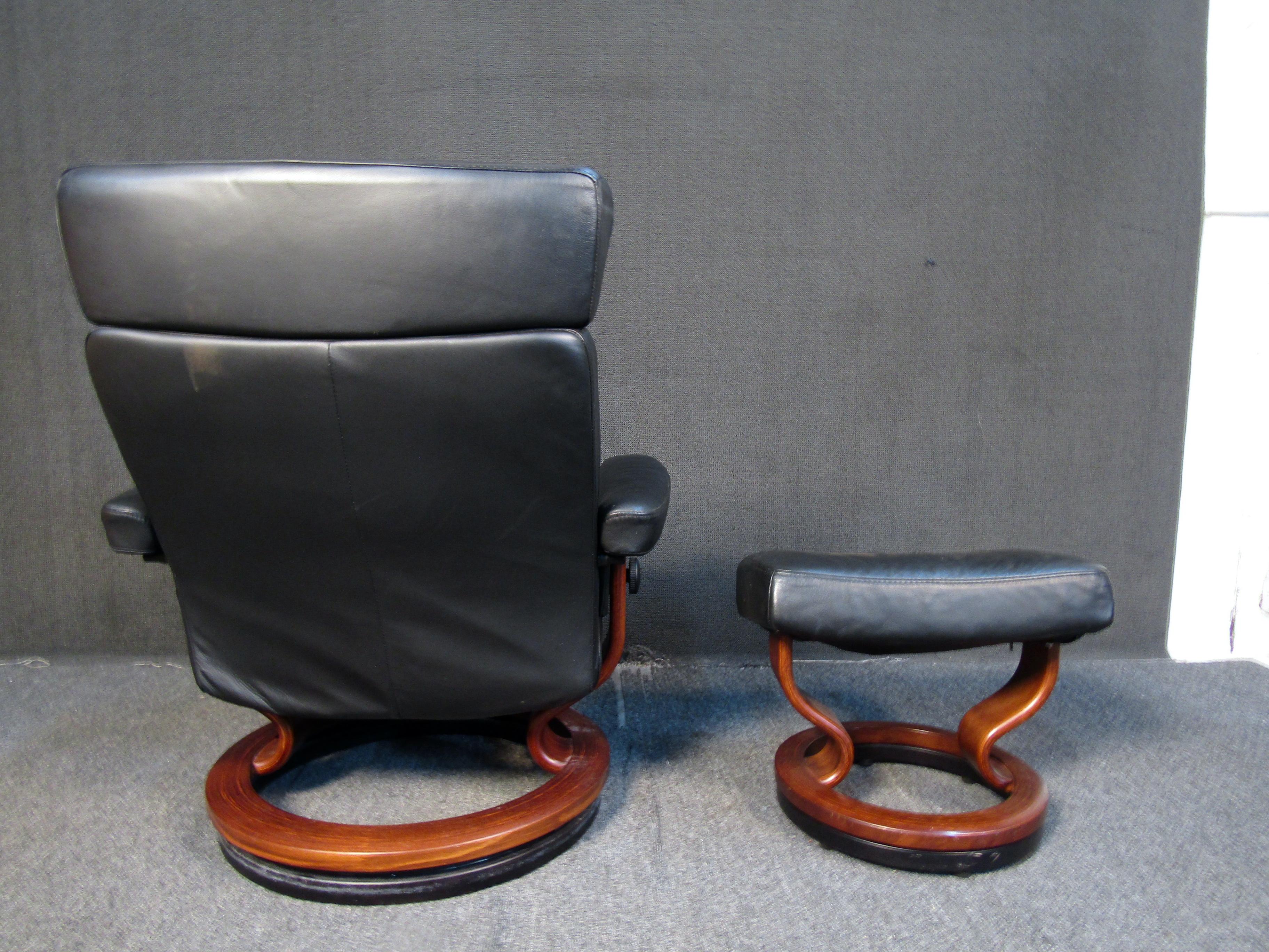 Norvégien Chaise et pouf inclinables en cuir par Ekornes en vente