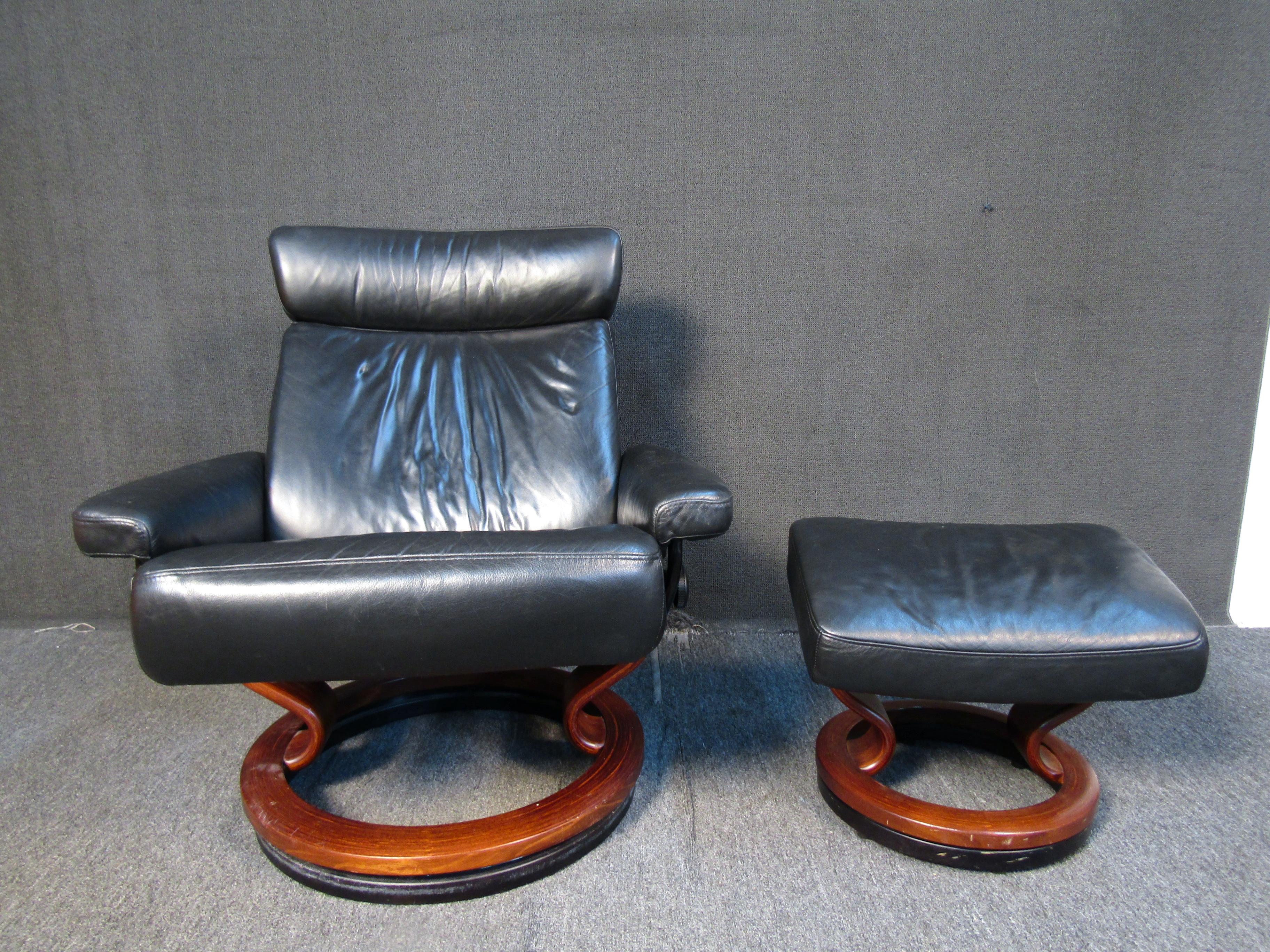 20ième siècle Chaise et pouf inclinables en cuir par Ekornes en vente