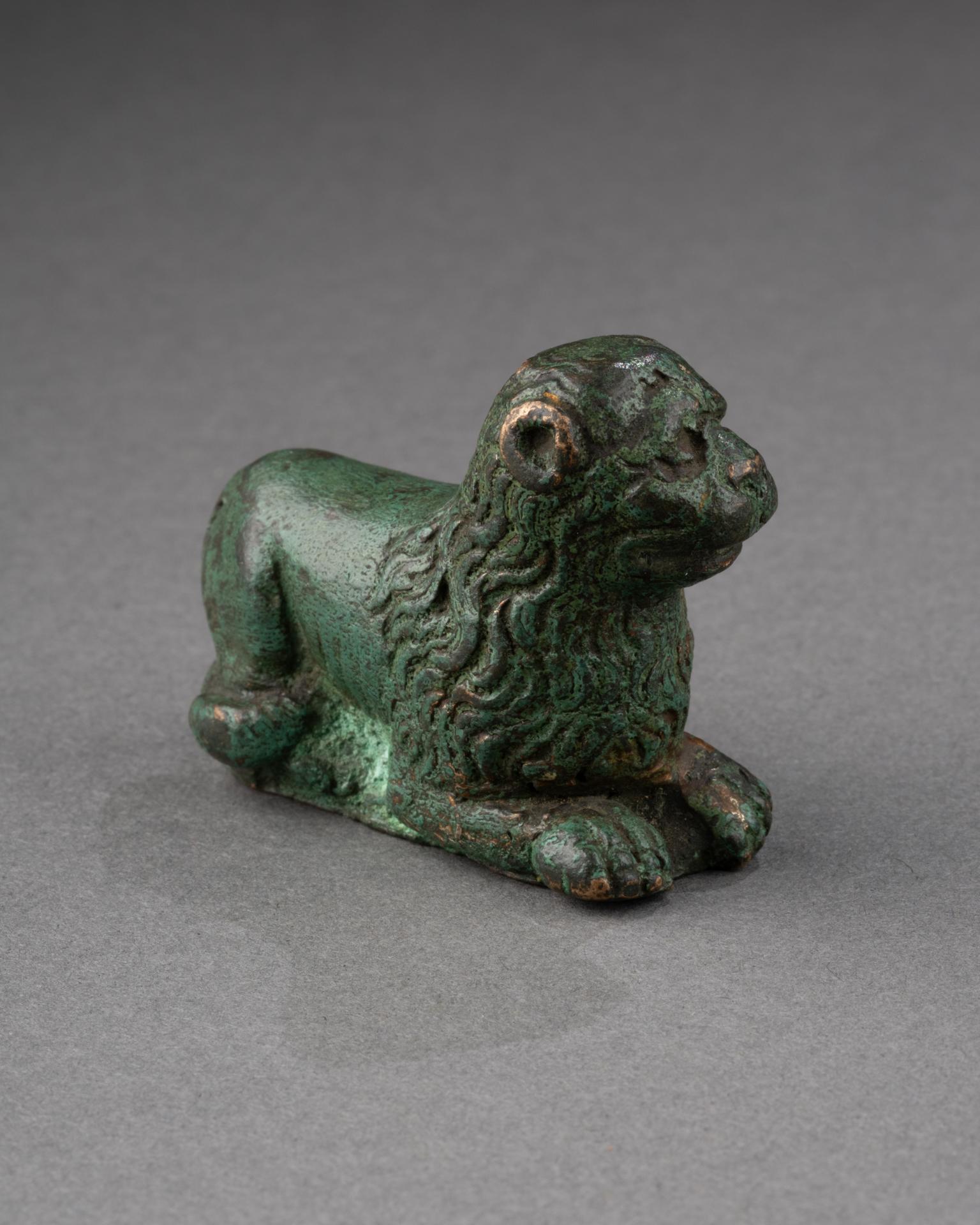 Petit lion couché en bronze finement ciselé
Italie, XVe siècle
Traces de dorure
H 4,8 x L 6 x P 2 cm

Bronze délicatement travaillé représentant un lion au repos, caractéristique de la métallurgie du début de la Renaissance italienne. La surface