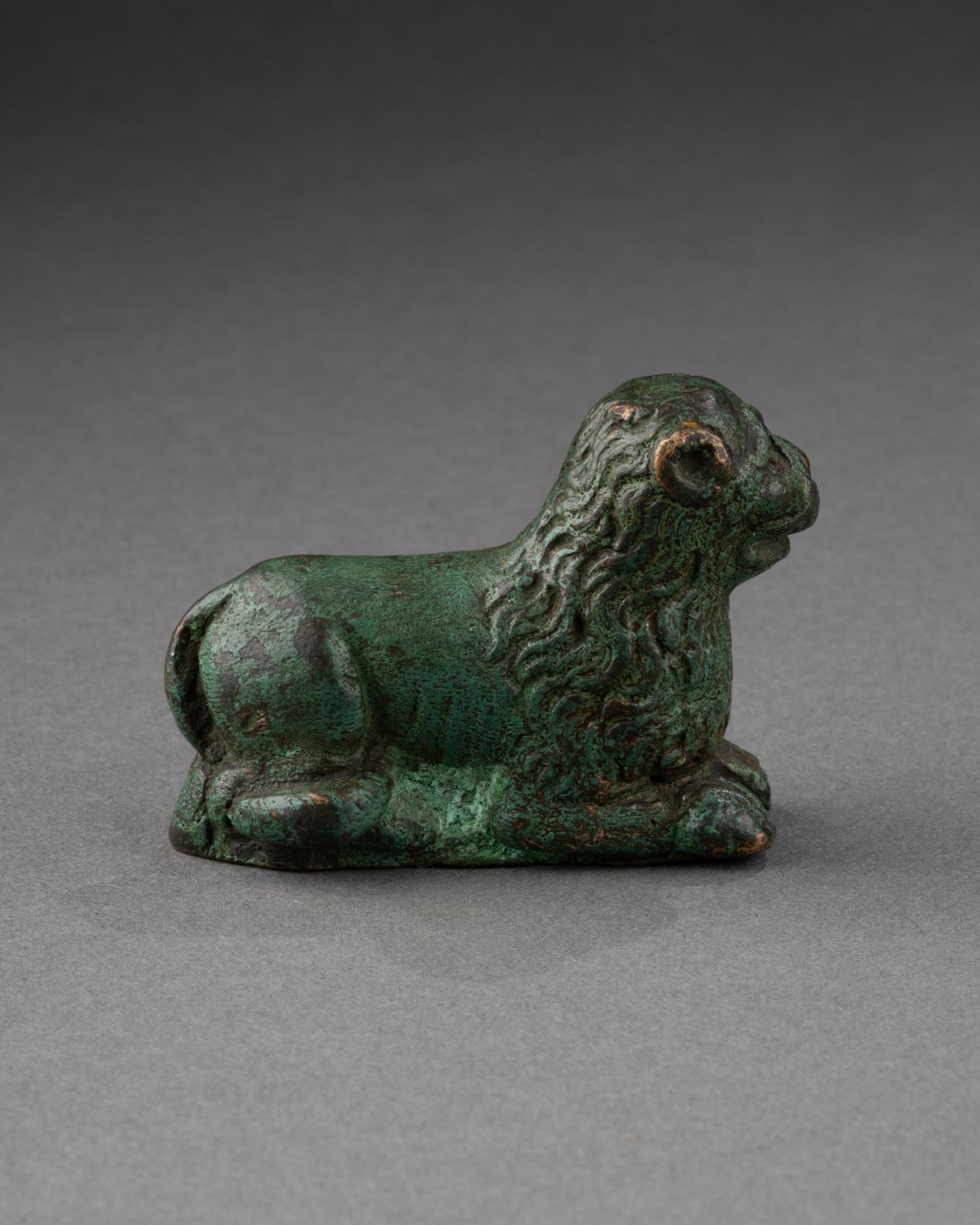 Gothique Lion couché en bronze finement ciselé - Italie, XVe siècle en vente