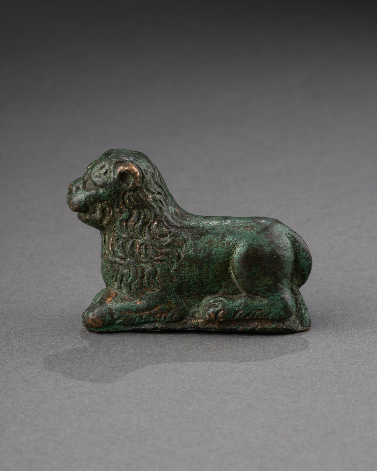 italien Lion couché en bronze finement ciselé - Italie, XVe siècle en vente