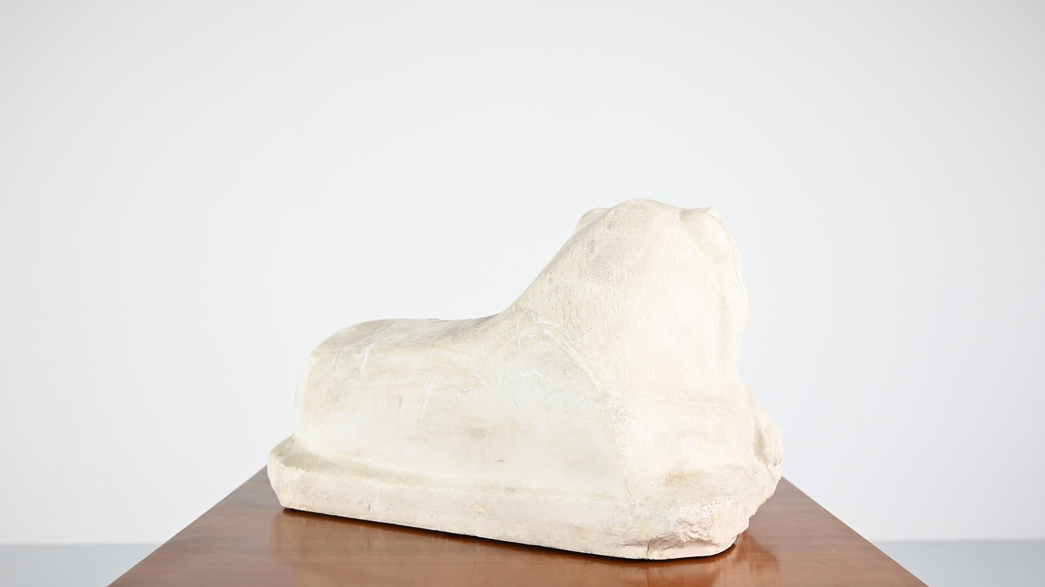Reclining lion, vintage reproduction in plaster. France, C.1970 In Good Condition In Munster, NRW
