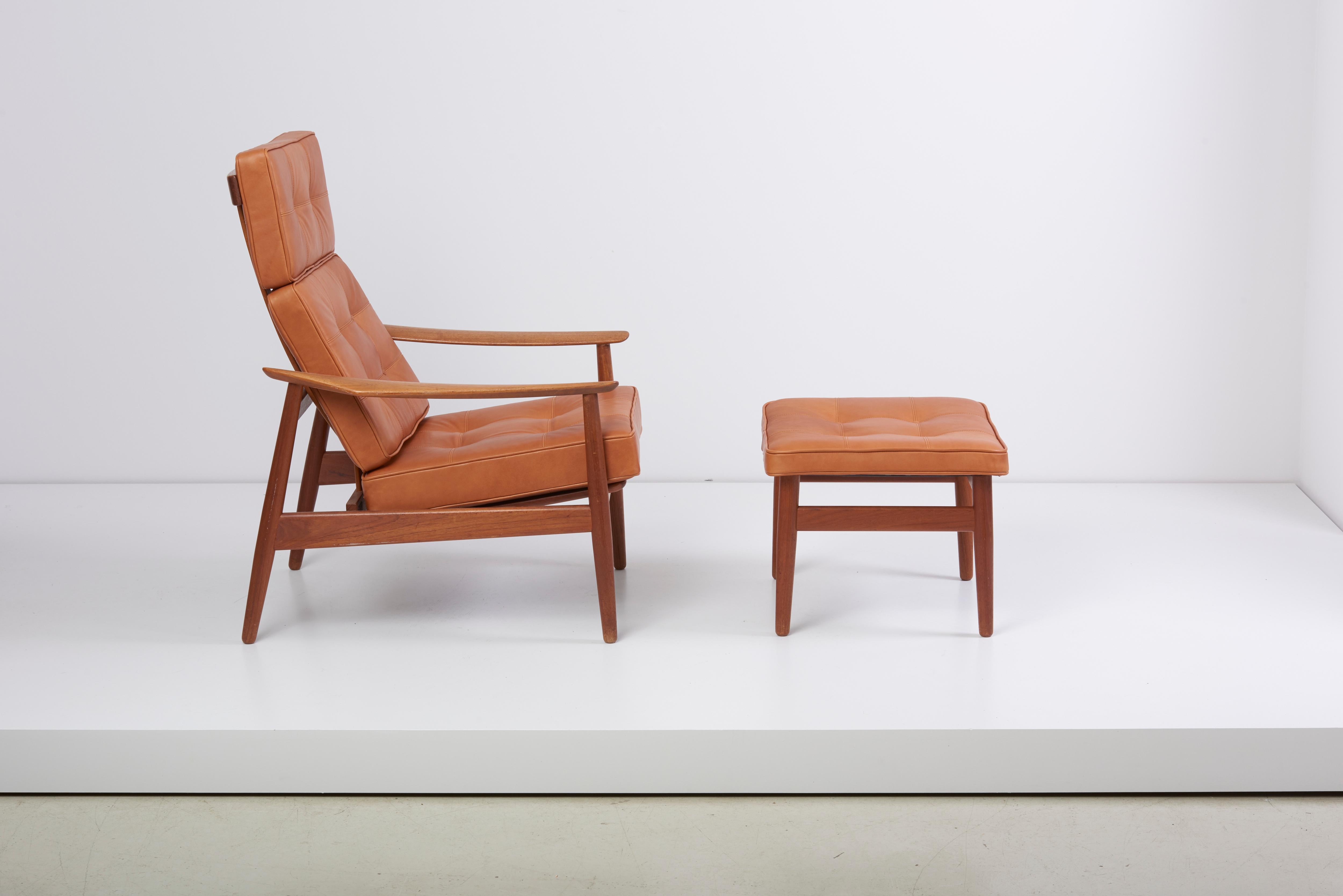 This lounge chair with pouf are good examples of the great craftsmanship of Arne Vodder. A modest design with refined details, such as the beautiful carved armrests. The solid teak frame is adjustable in three different positions, and provides a