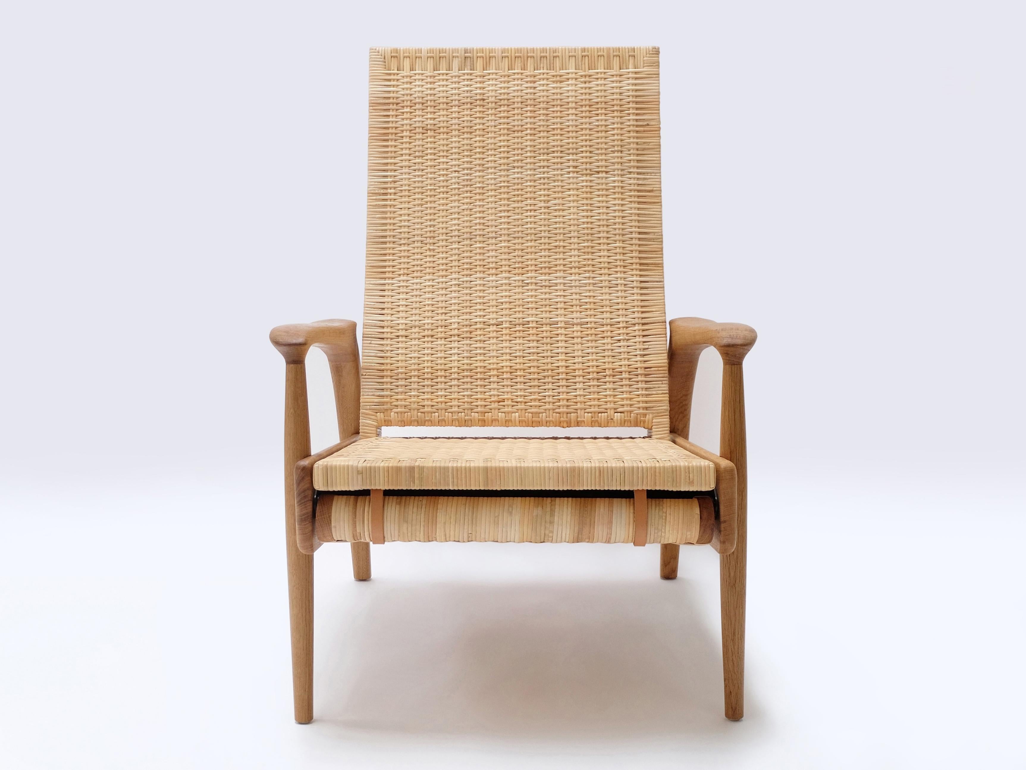 Hand-Woven Reclining Lounge Chair in Solid Oak and Natural Cane with Leather Cushion Set For Sale