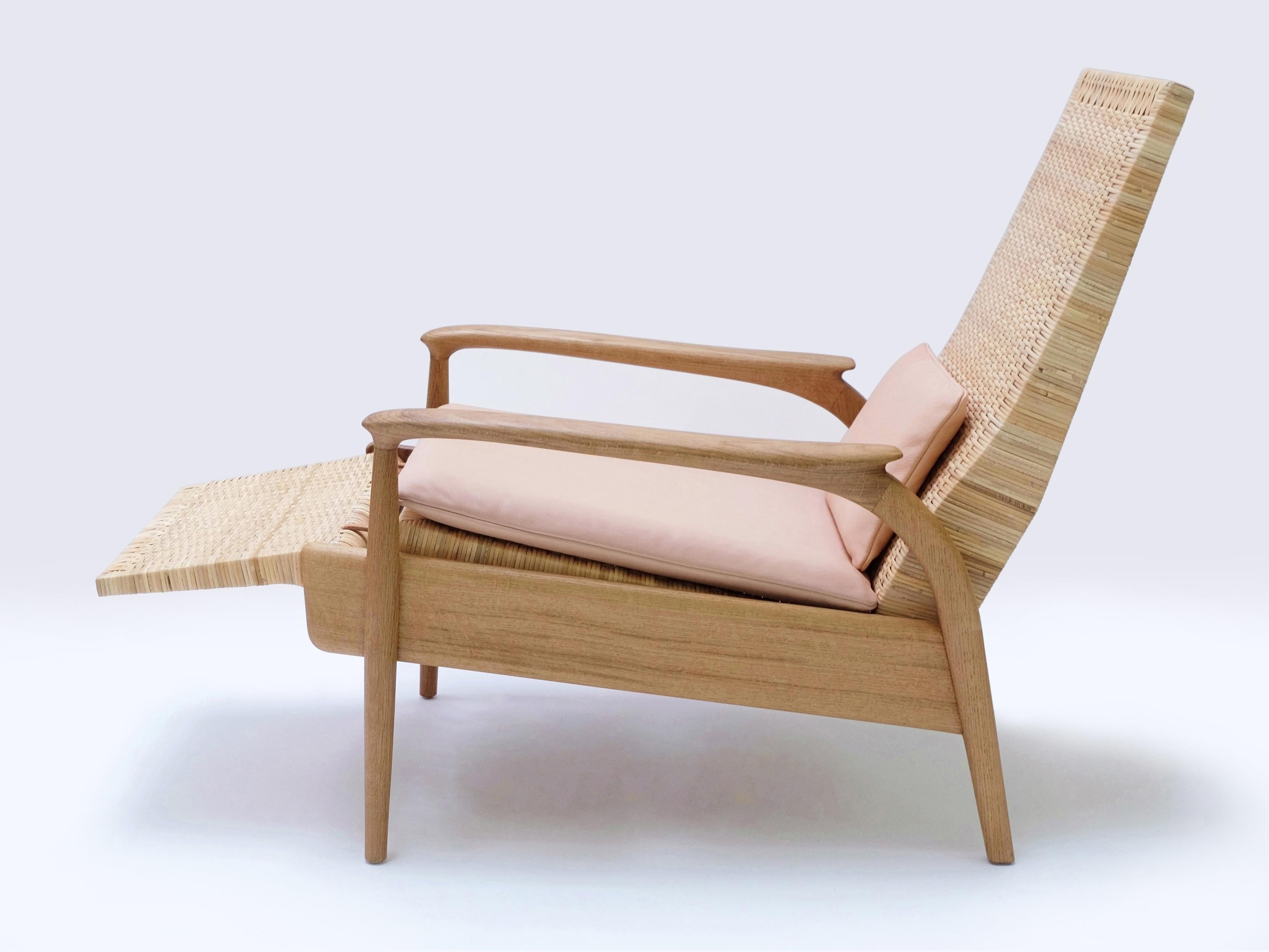 Contemporary Reclining Lounge Chair in Solid Oak and Natural Cane with Leather Cushion Set For Sale