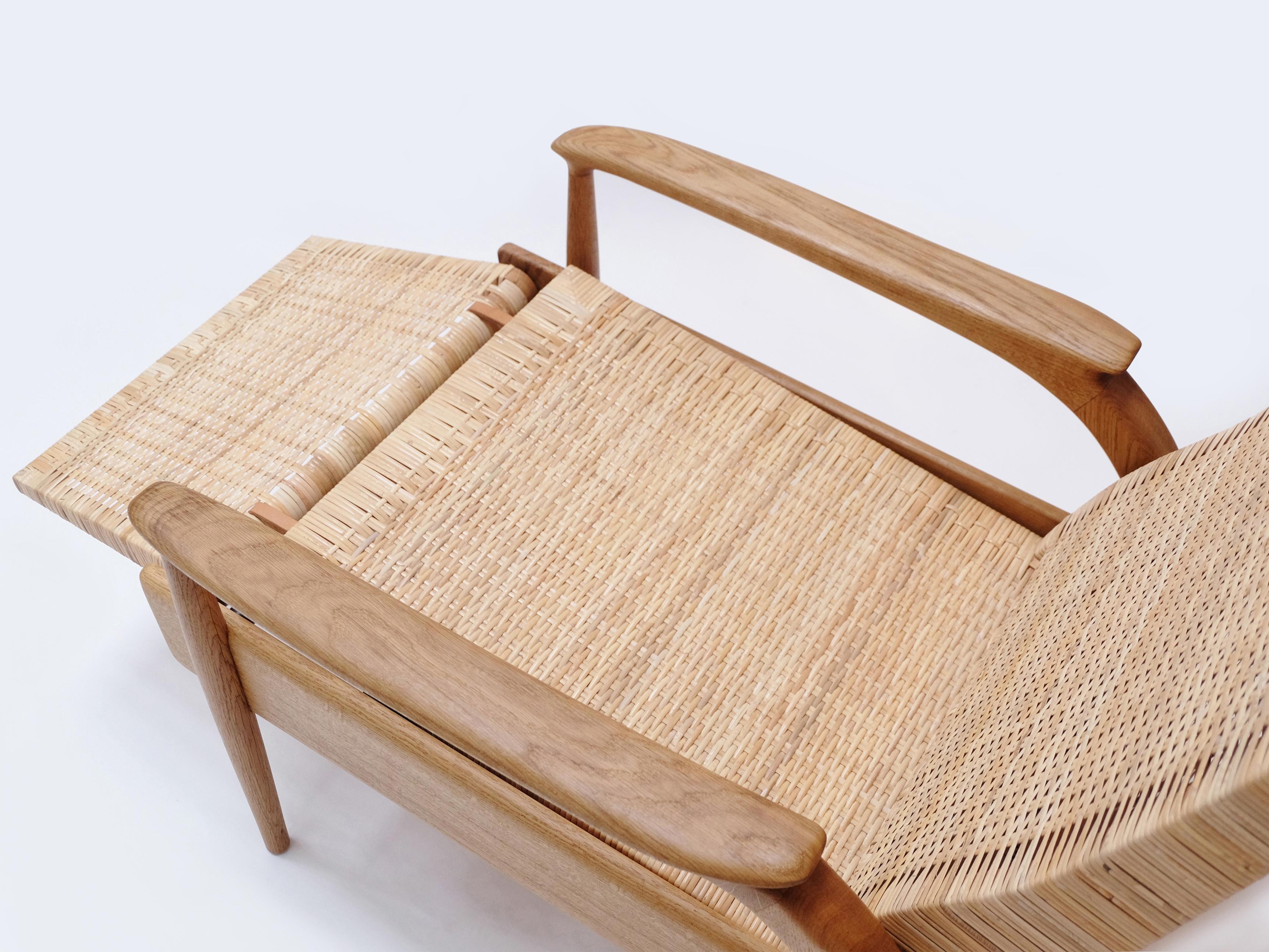 Laiton Chaise longue inclinable en chêne massif et canne naturelle avec coussin en cuir en vente