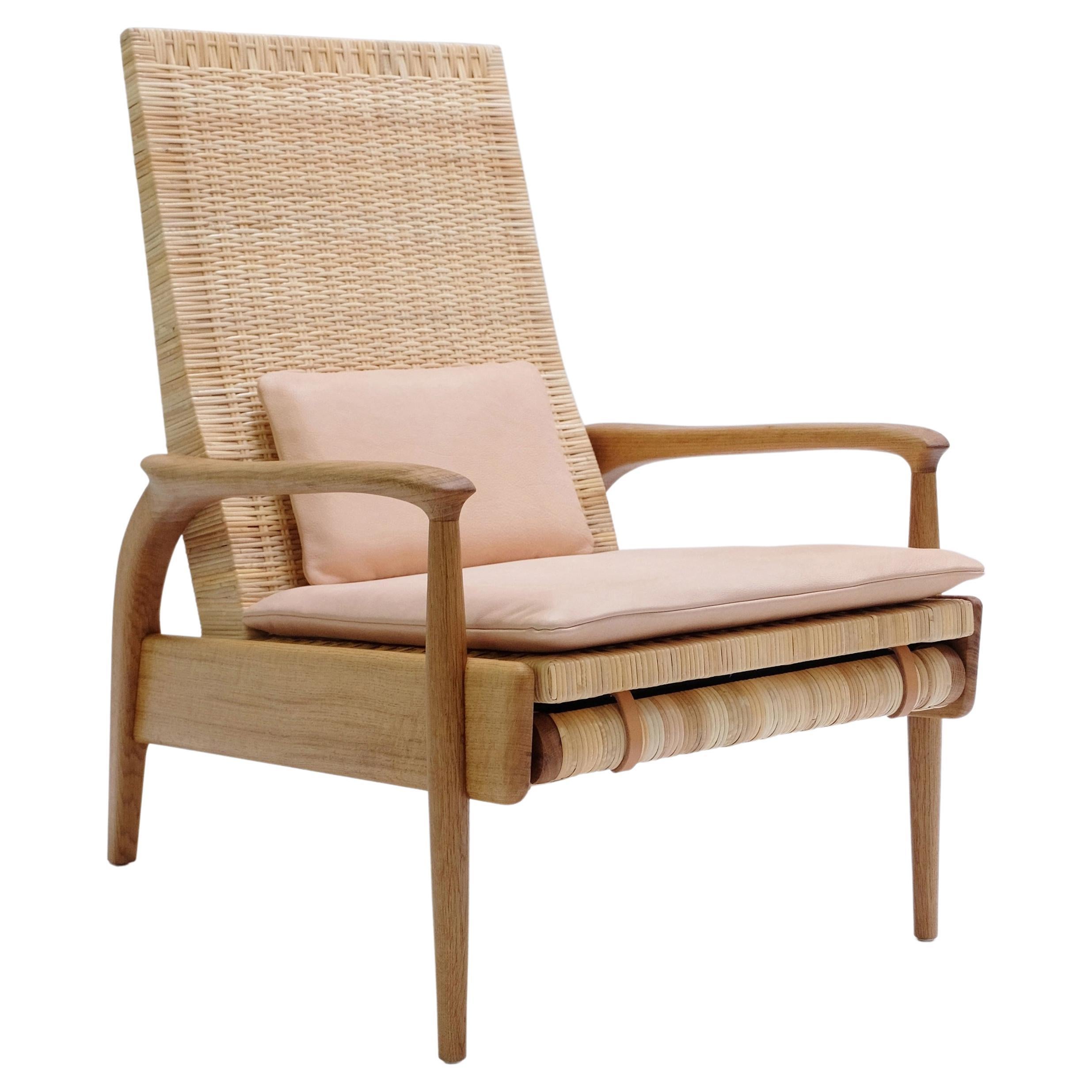 Chaise longue inclinable en chêne massif et canne naturelle avec coussin en cuir en vente