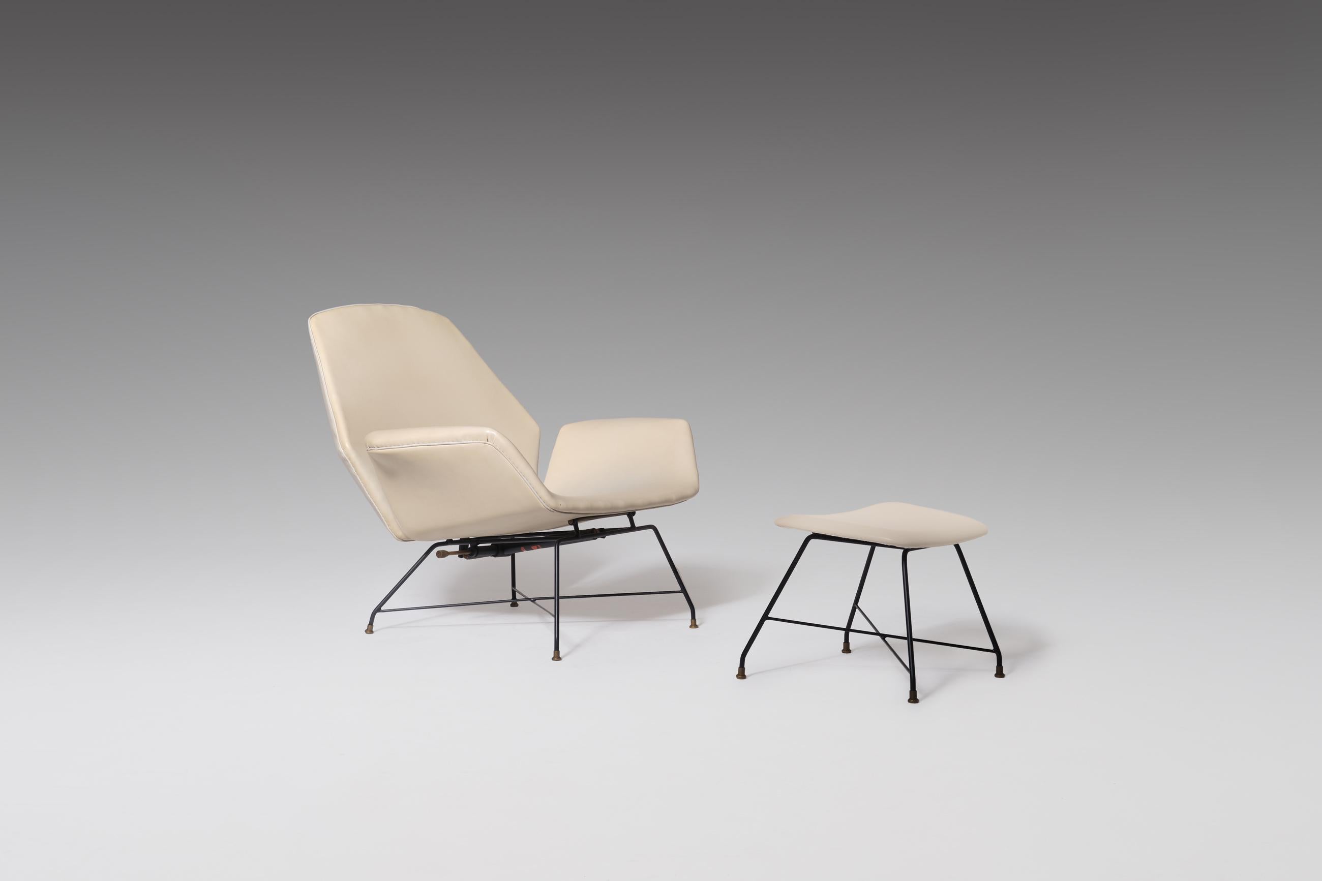 Superbe fauteuil de salon inclinable mod. lotus' avec hocker par Augusto Bozzi pour Saporiti, Italie années 1960. Magnifique assise et dossier en forme de lotus royal sur une structure métallique noire profilée et des détails chics en laiton patiné.