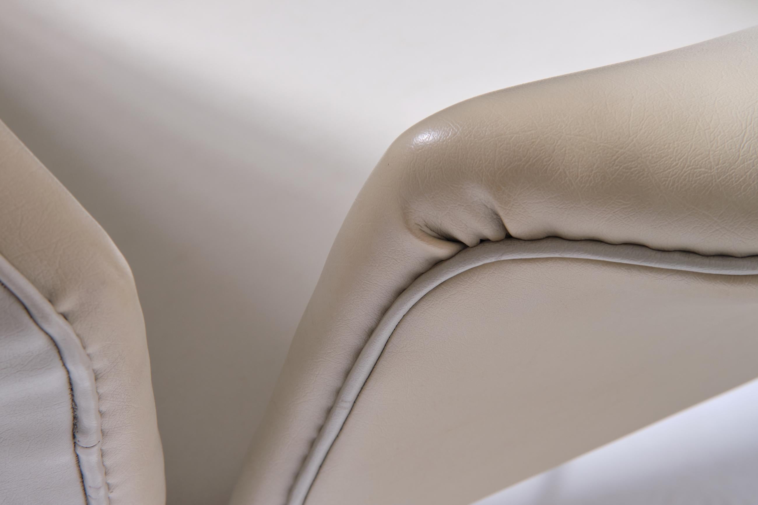 Reclining Lounge ‘Lotus’ Lounge Chair with Hocker by Augusto Bozzi for Saporiti In Good Condition For Sale In Rotterdam, ZH
