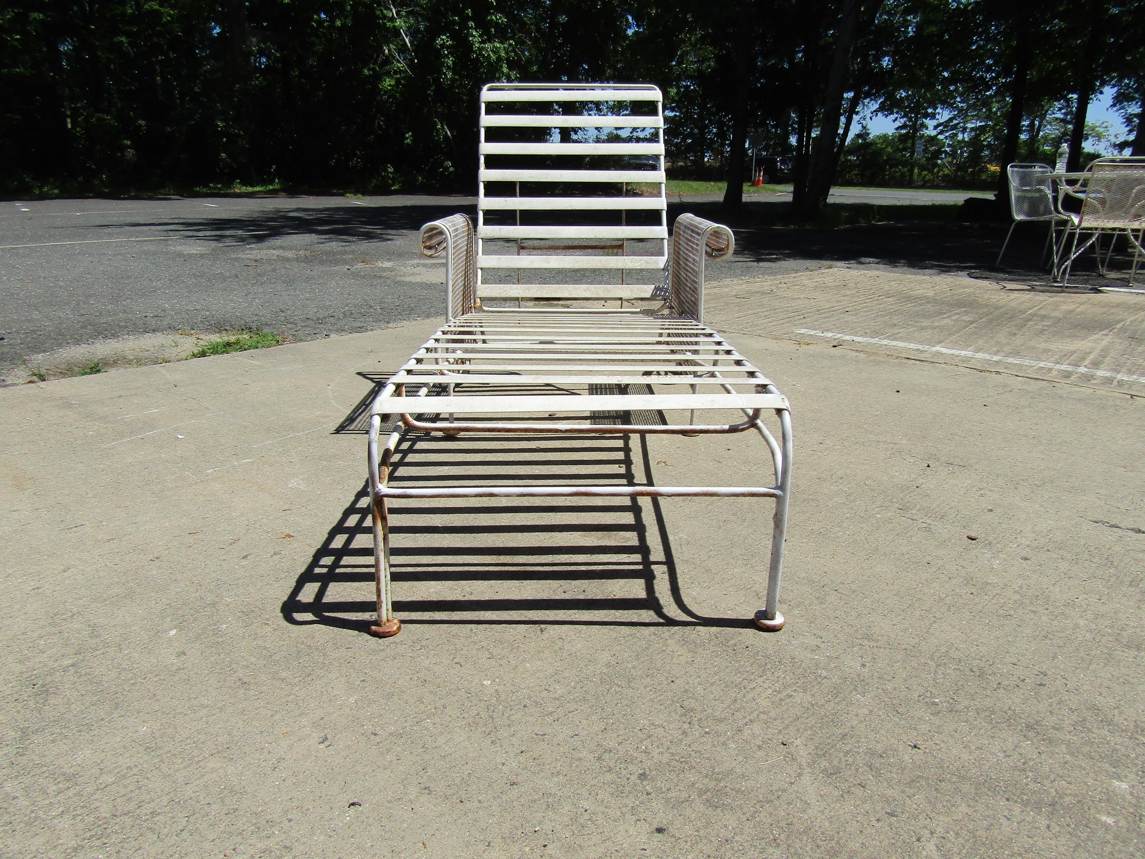 20ième siècle Chaise longue inclinable pour l'extérieur en vente