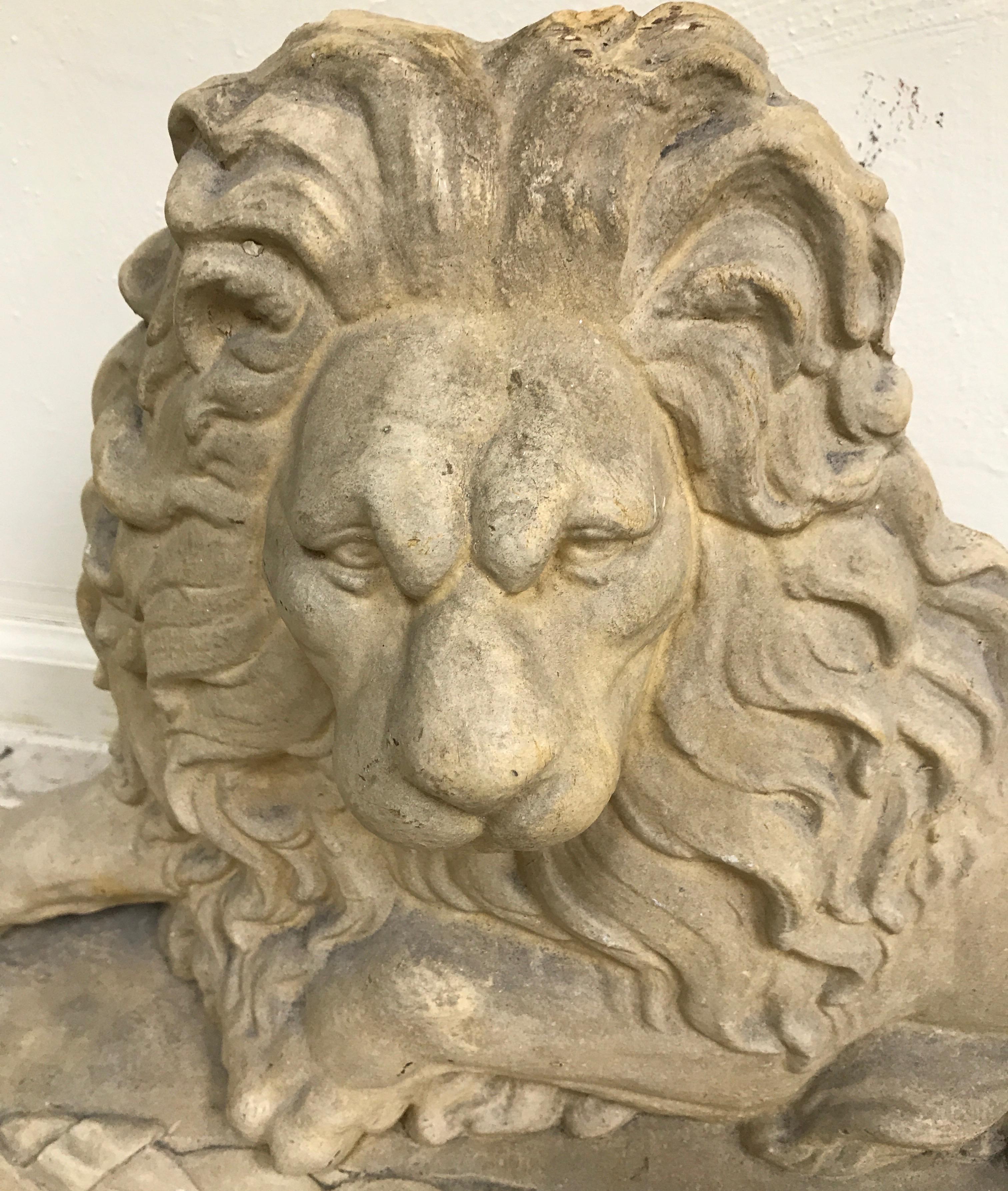 Escultura de escayola de un león reclinado.
