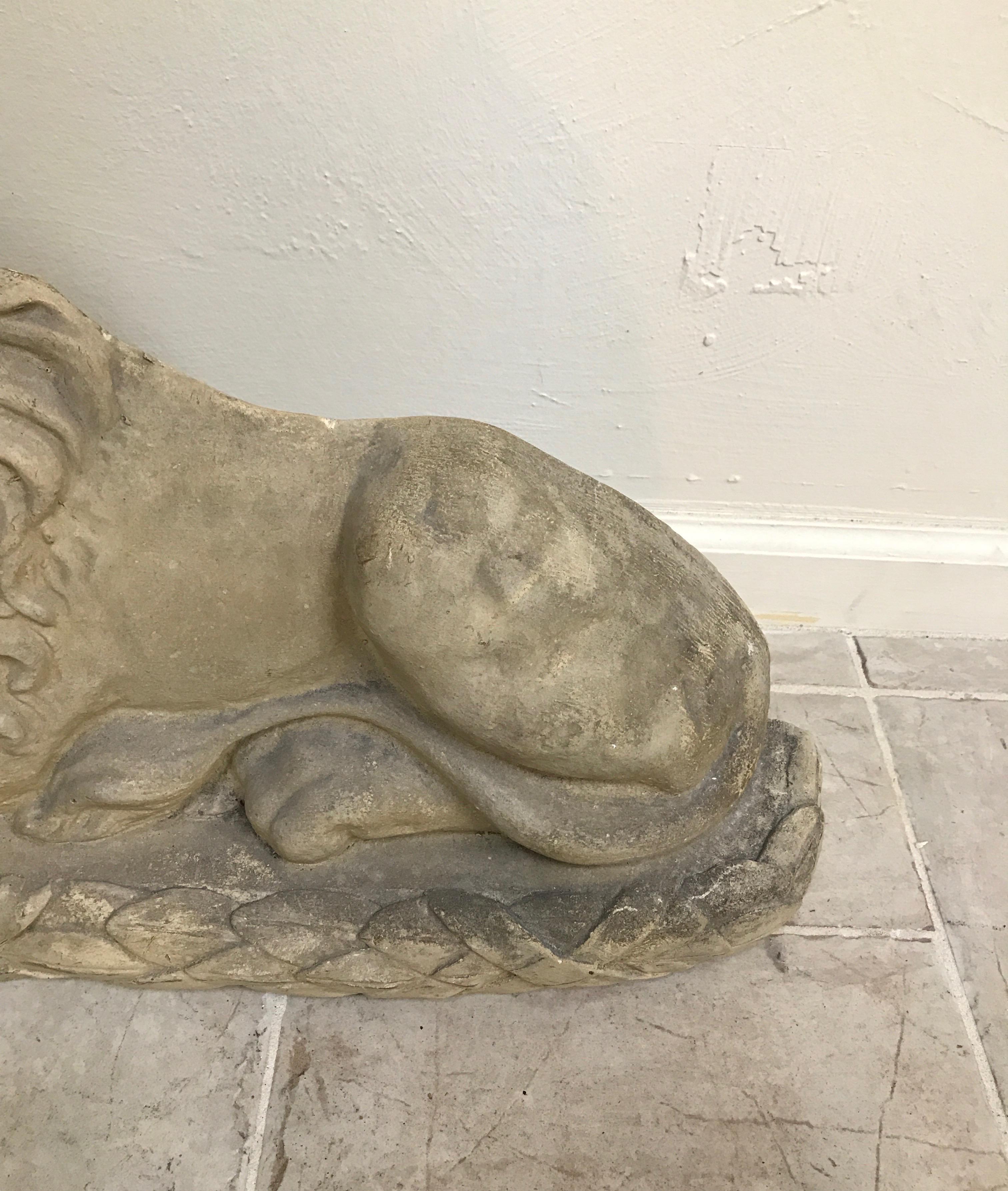 Liegende Löwen-Skulptur aus Gips (Italienisch) im Angebot