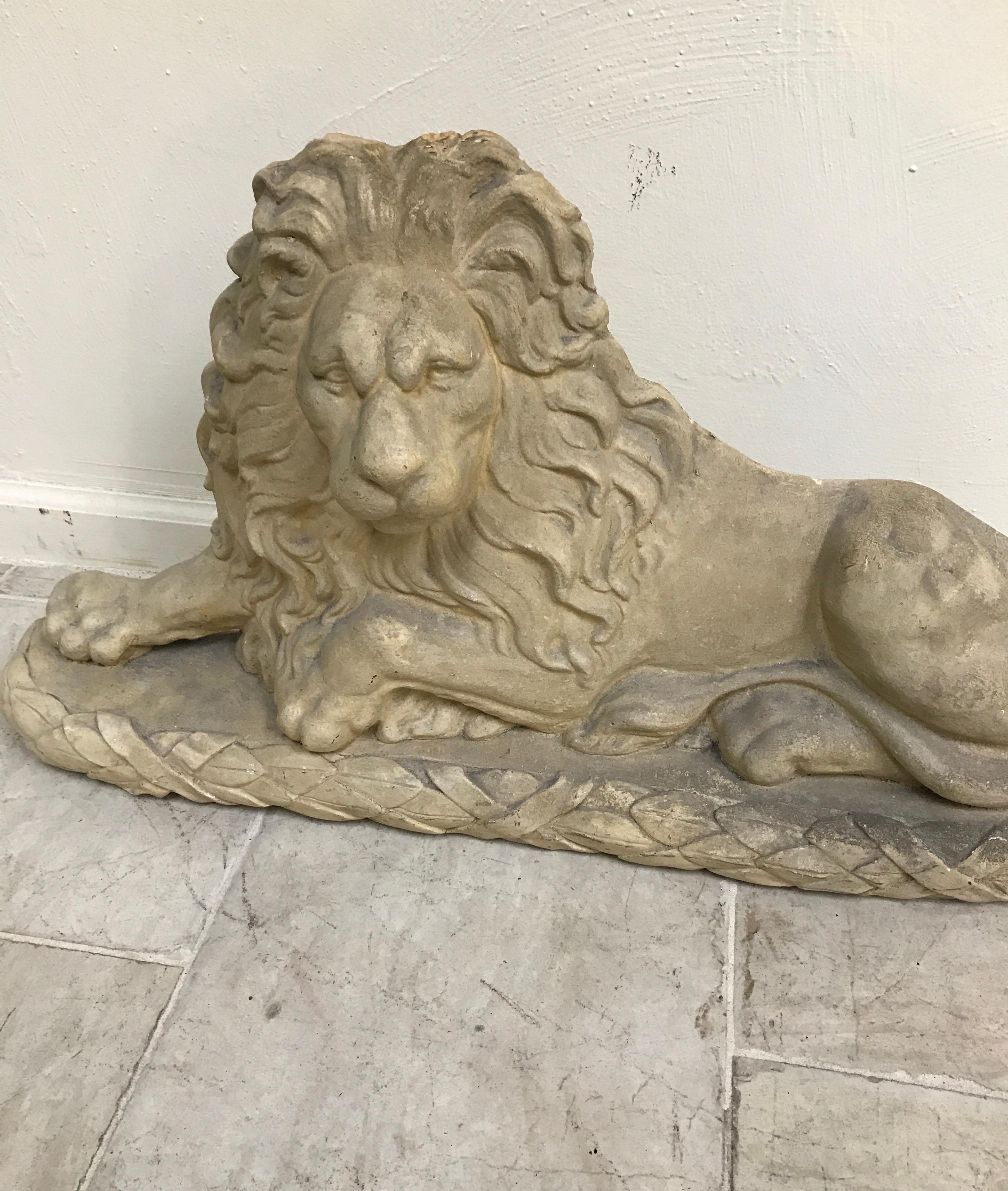 Escultura de león de escayola reclinado siglo XX en venta