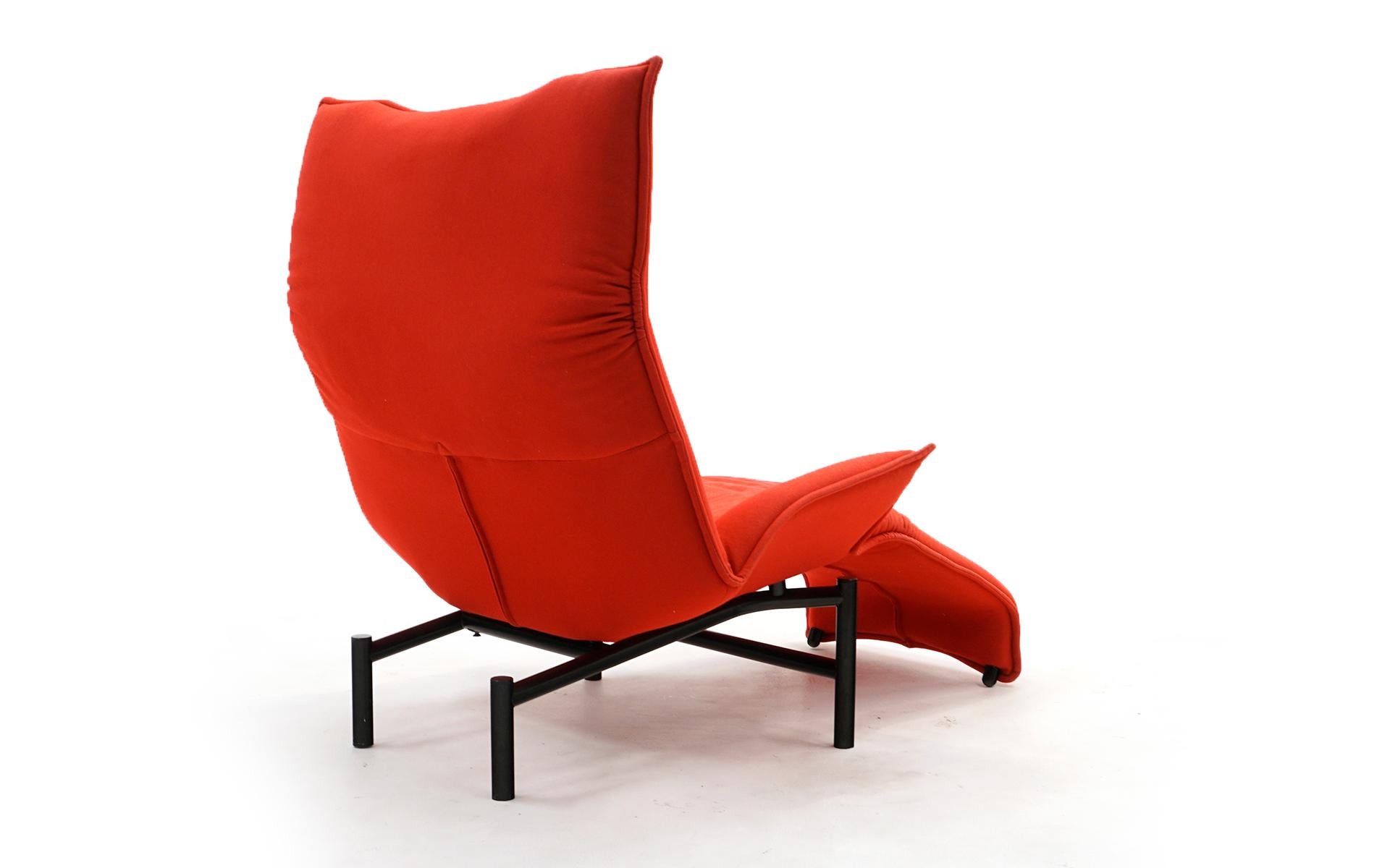 Powder-Coated Reclining Veranda Lounge Chair by Vico Magistretti for Cassina, Red, Black Frame For Sale