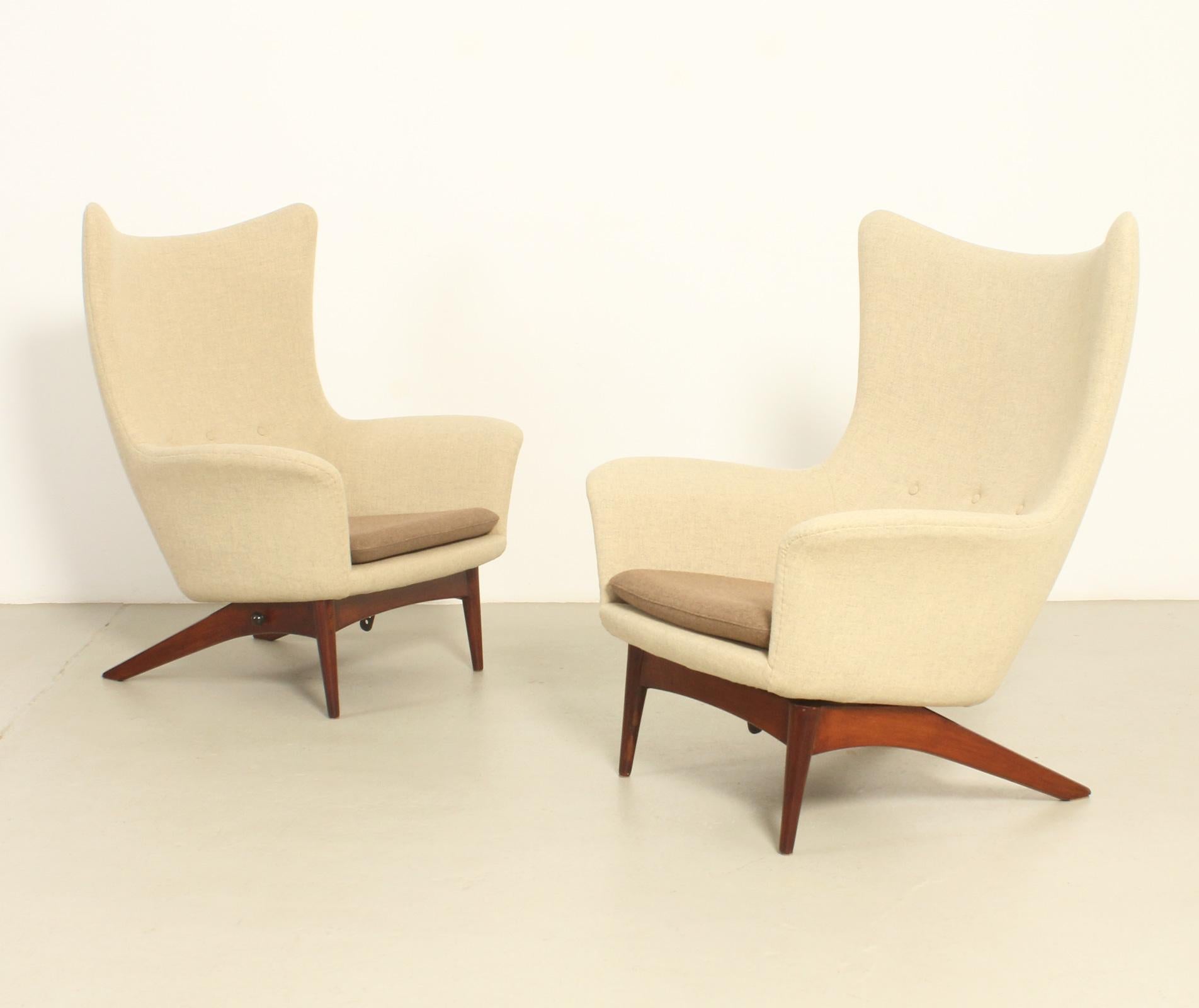 Verstellbarer Ohrensessel, entworfen in den 1950er Jahren von Henry Walter Klein für Bramin Møbler, Dänemark. Untergestell aus Teakholz mit Kippmechanismus und neuer Polsterung aus Kvadrat-Stoff und Schaumstoff. Der Stuhl kann in vier verschiedene