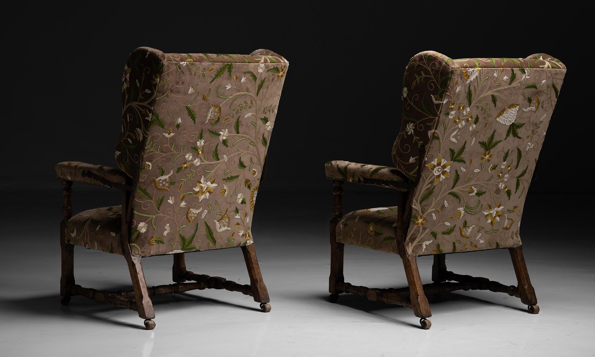 Reclining Wing Chairs in Crewel Velvet, France circa 1880 In Good Condition For Sale In Culver City, CA