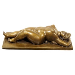 Sculpture en bronze de femme couchée, style contemporain, 20e siècle