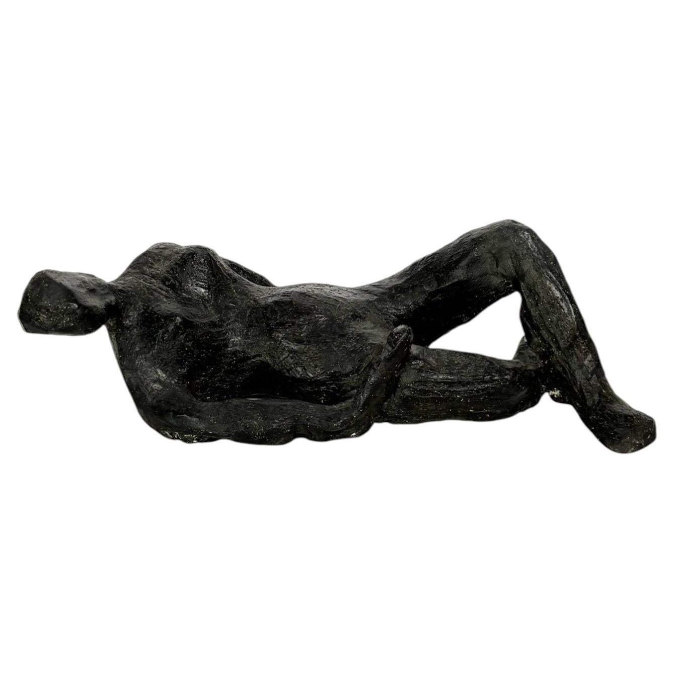 Scultura di donna reclinata in argilla Chamotte, Francia, anni '70
