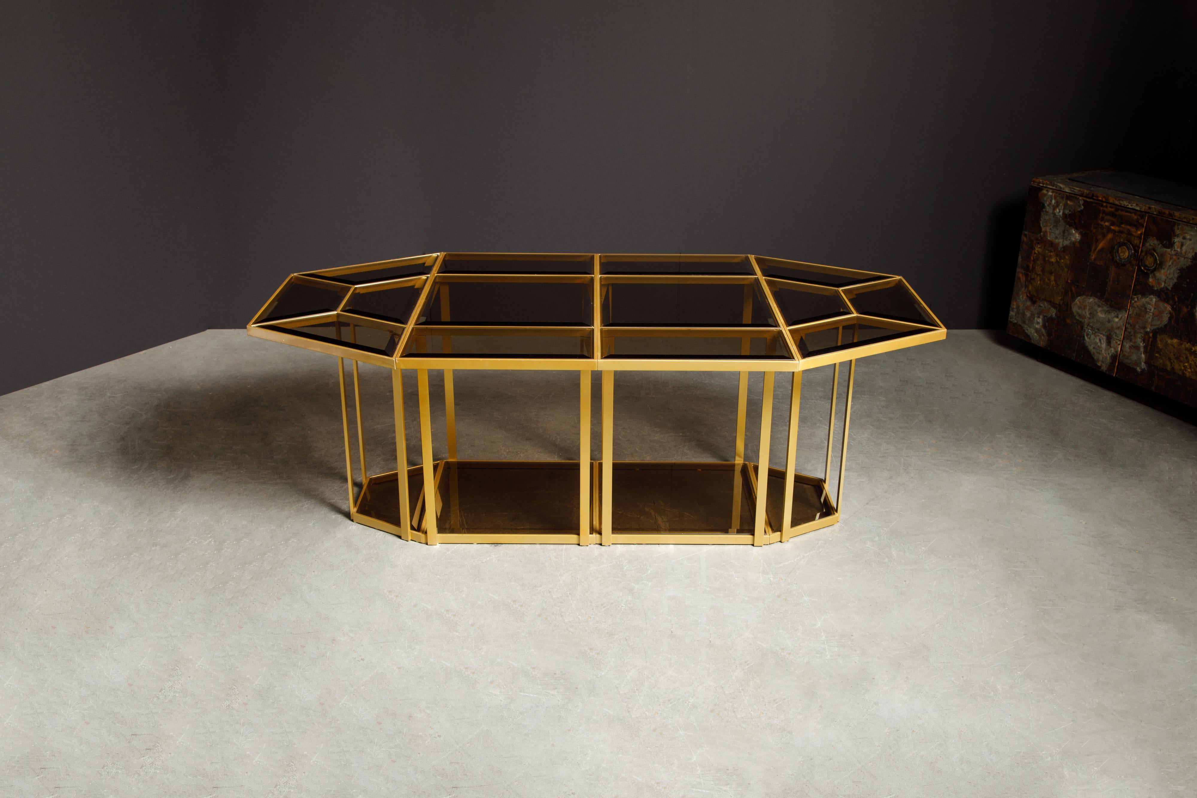 Cette magnifique table de salle à manger se compose de quatre sections reconfigurables en métal doré et de panneaux en verre fumé aux bords biseautés. Vous pouvez passer d'une table de salle à manger de taille normale à une table de jeu, une table