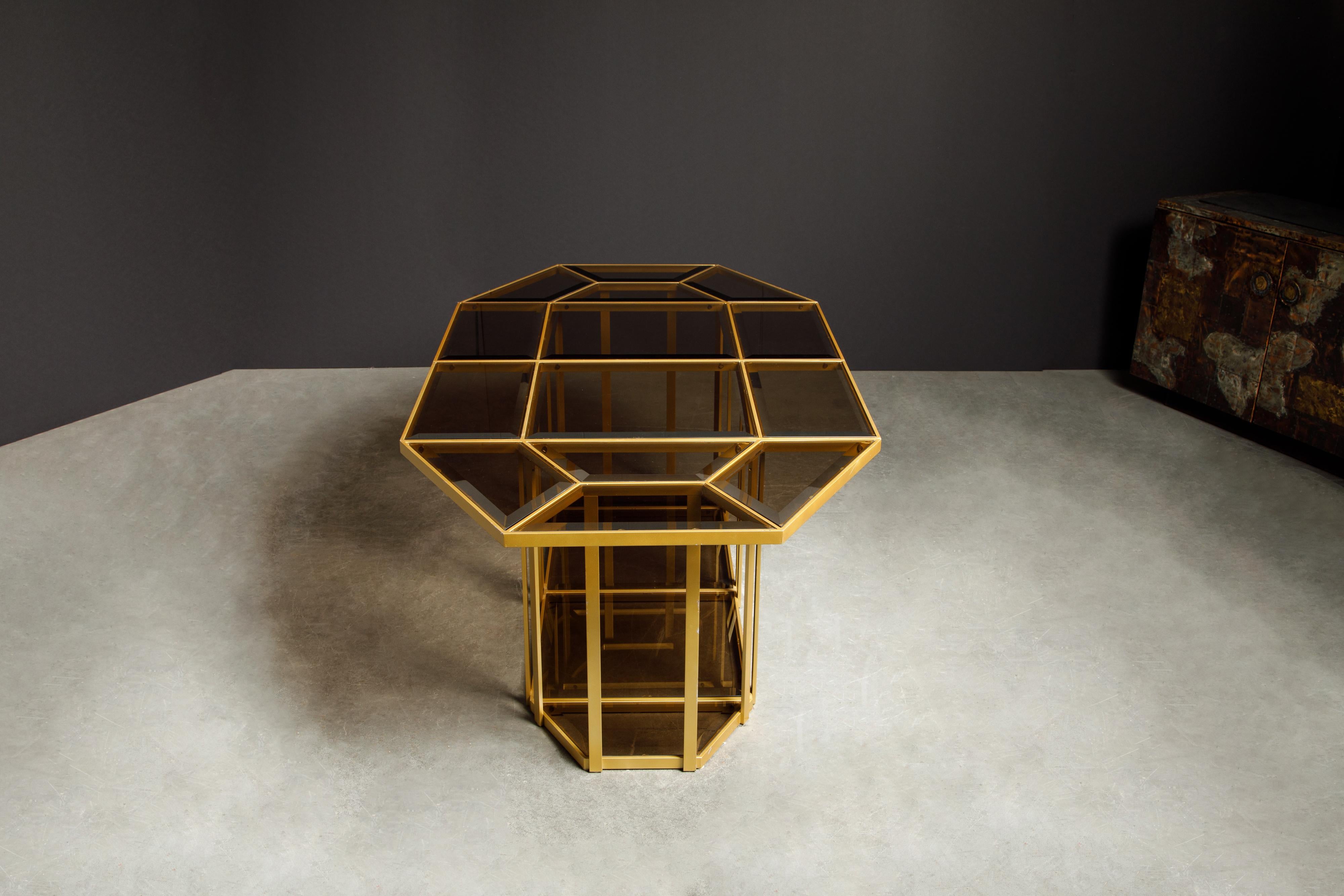 Laiton Table reconfigurable pour salle à manger, café ou centre de table en verre doré et fumé, vers 1980 en vente