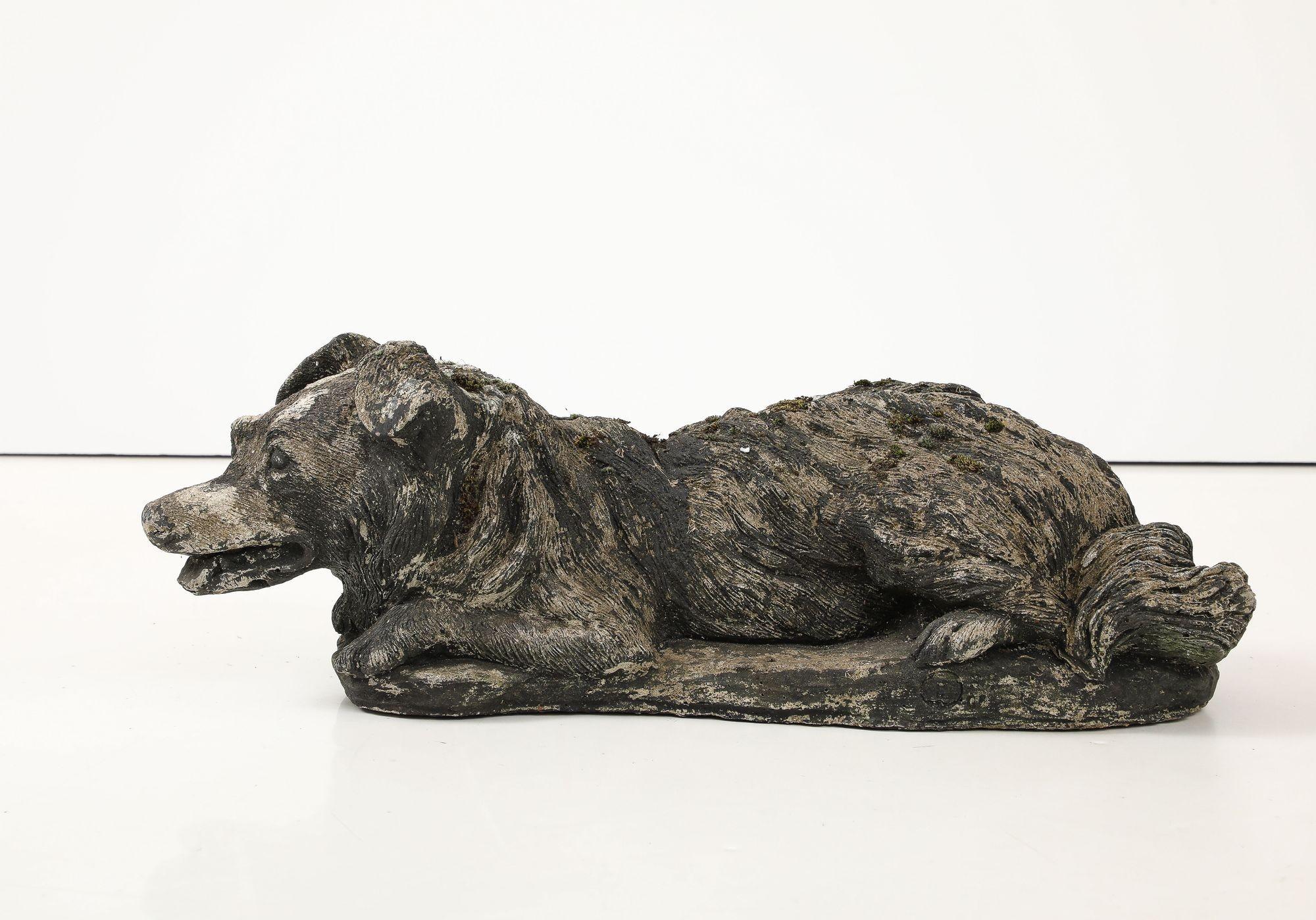 Este enternecedor adorno de jardín inglés de hormigón para perro de mediados del siglo XX desprende un auténtico encanto vintage que añade un toque de personalidad a cualquier espacio exterior. Este encantador molde, hábilmente elaborado con