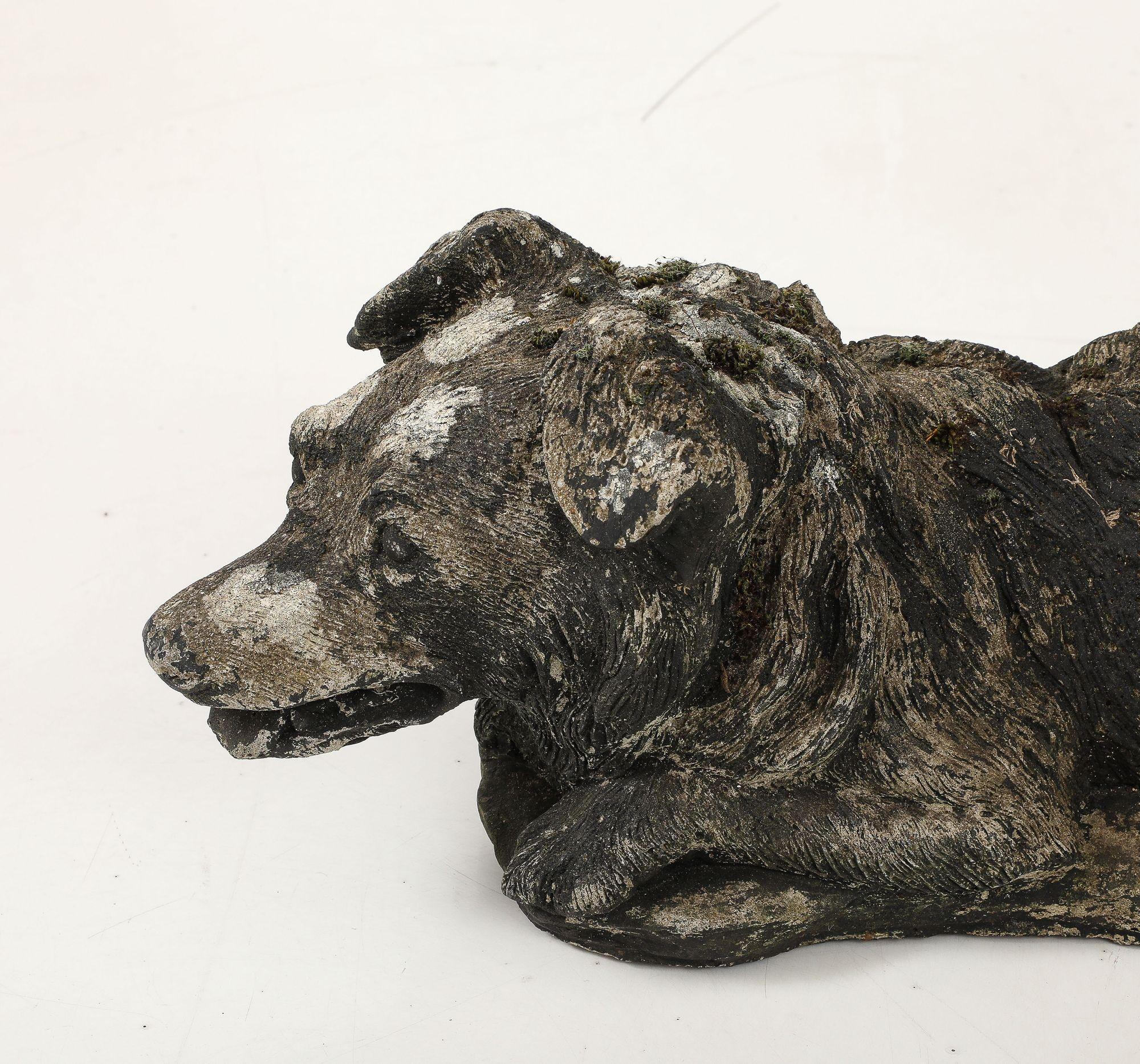 Adorno de jardín de perro de piedra negra reconstituida, Inglaterra Siglo XX Inglés en venta