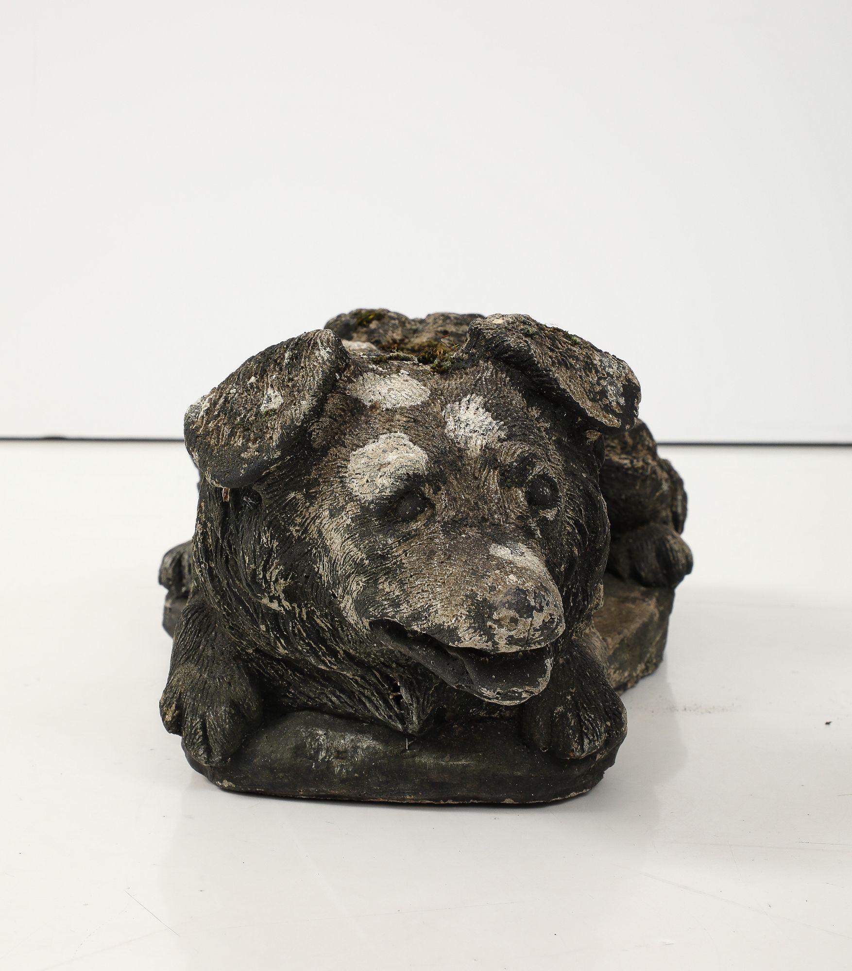Adorno de jardín de perro de piedra negra reconstituida, Inglaterra Siglo XX en Bueno estado para la venta en South Salem, NY
