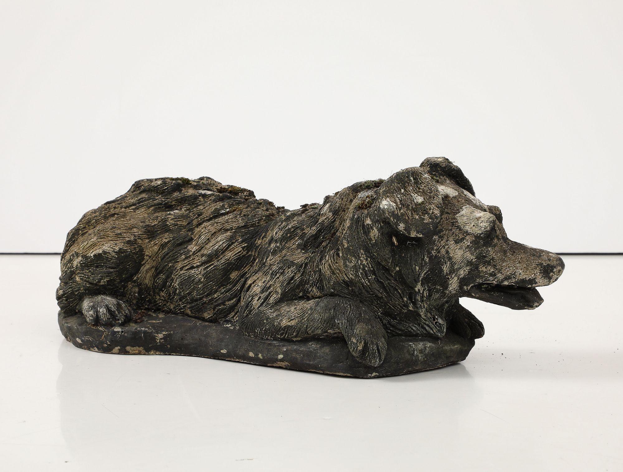 Adorno de jardín de perro de piedra negra reconstituida, Inglaterra Siglo XX siglo XX en venta