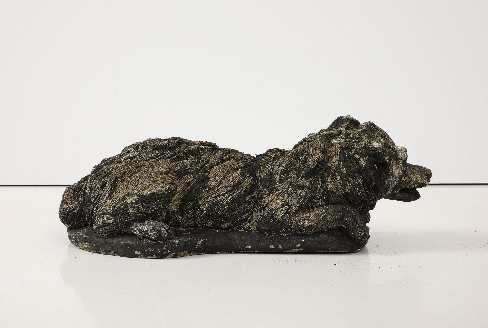 Adorno de jardín de perro de piedra negra reconstituida, Inglaterra Siglo XX Concreto en venta