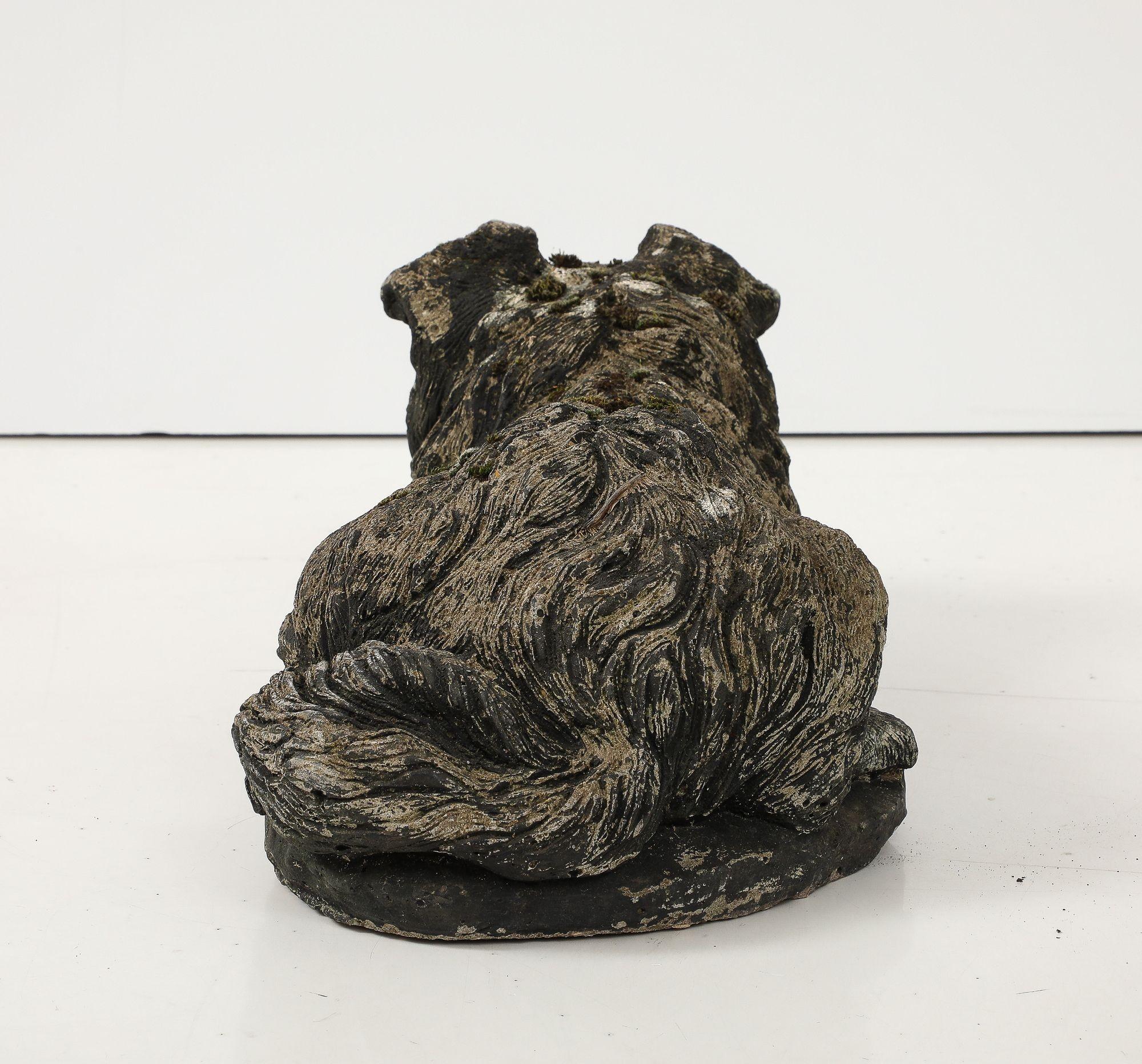 Adorno de jardín de perro de piedra negra reconstituida, Inglaterra Siglo XX en venta 2