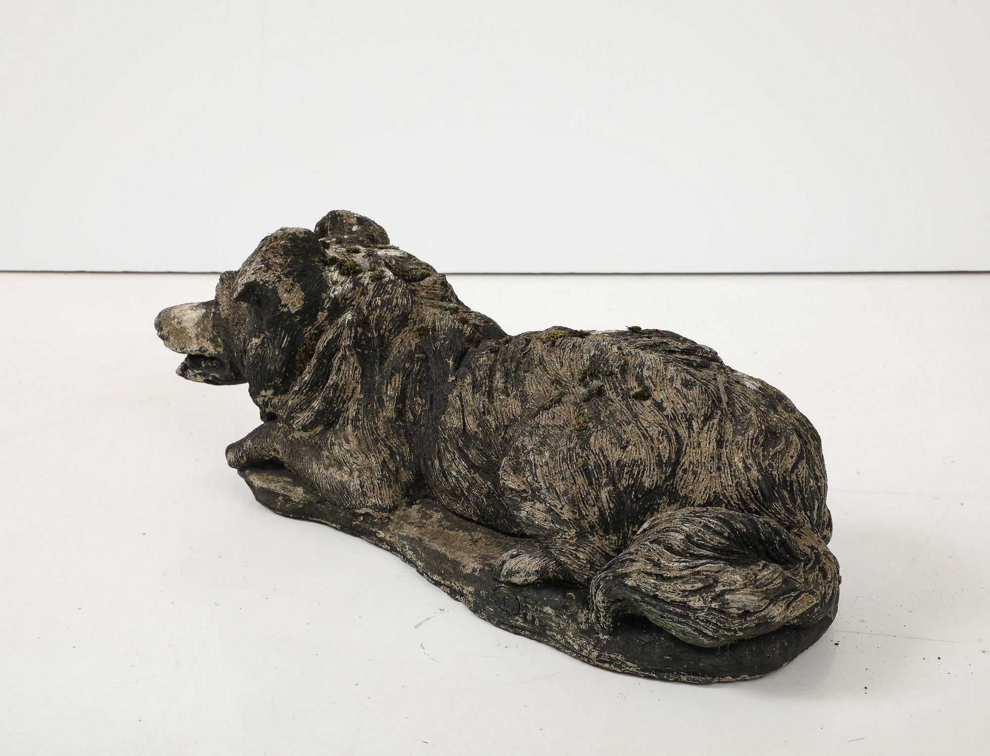 Adorno de jardín de perro de piedra negra reconstituida, Inglaterra Siglo XX en venta 3