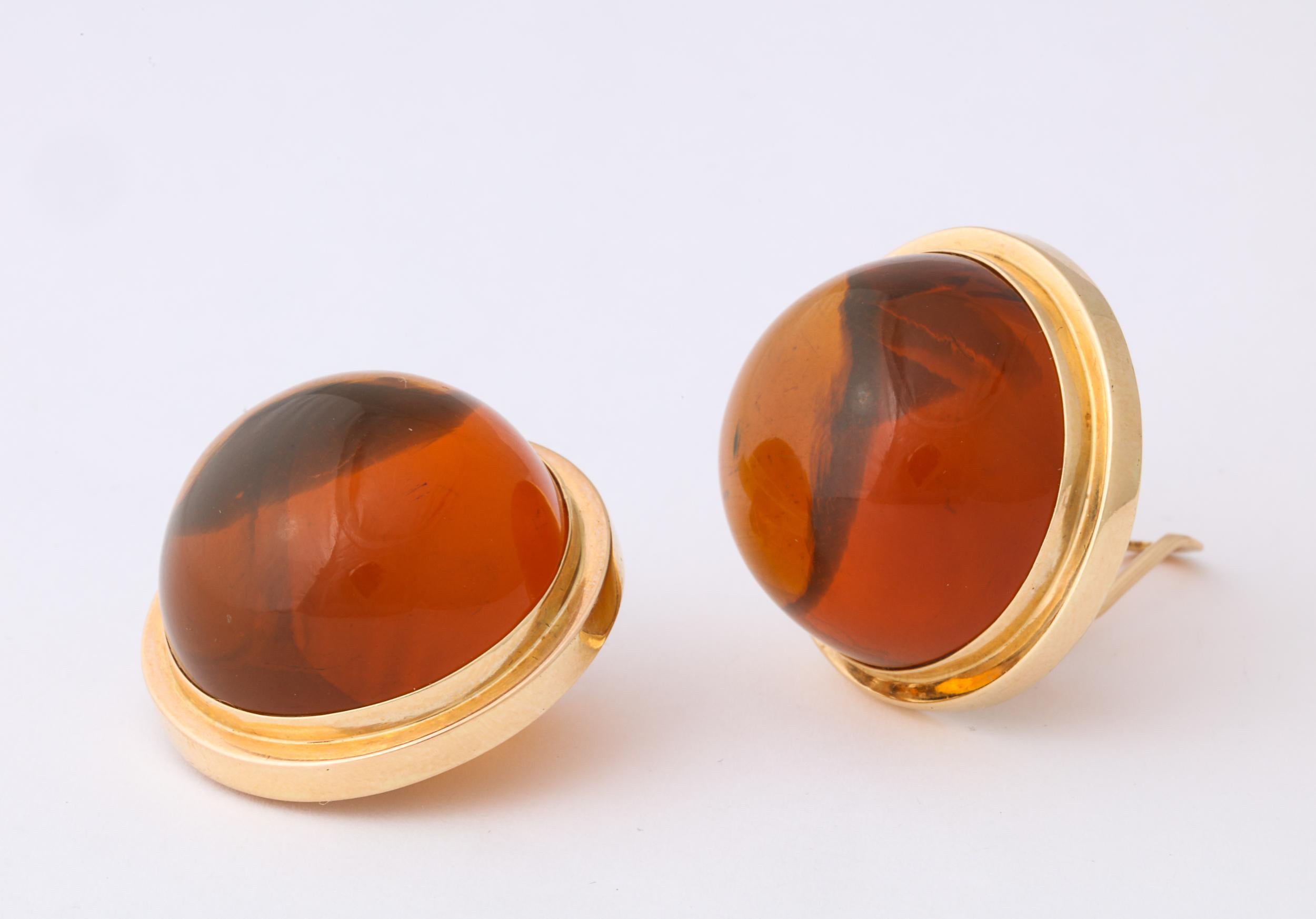 Contemporain Perles d'ambre poli reconstituées serties dans un sertissage à lunette en vente
