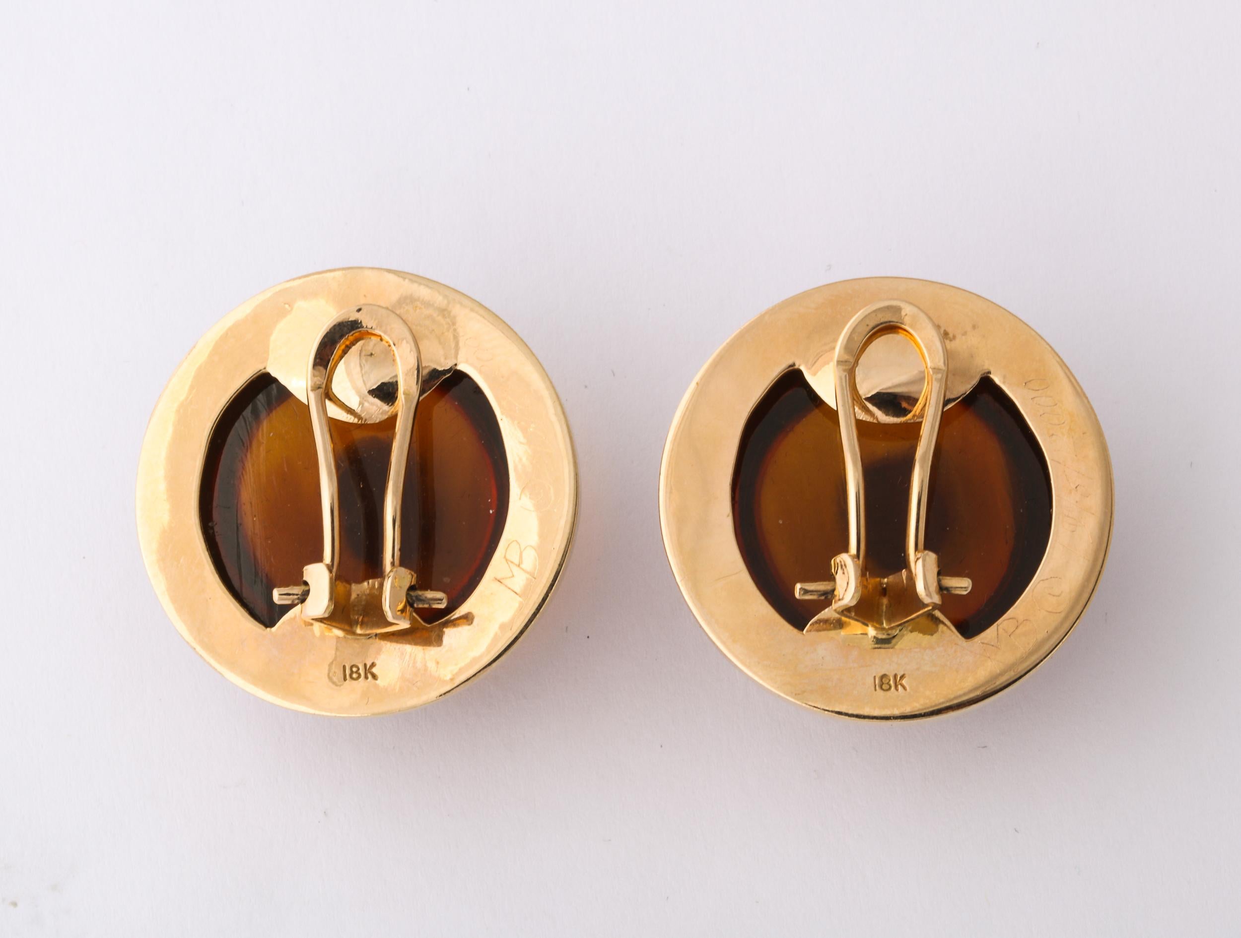 Perles d'ambre poli reconstituées serties dans un sertissage à lunette Excellent état - En vente à New York, NY