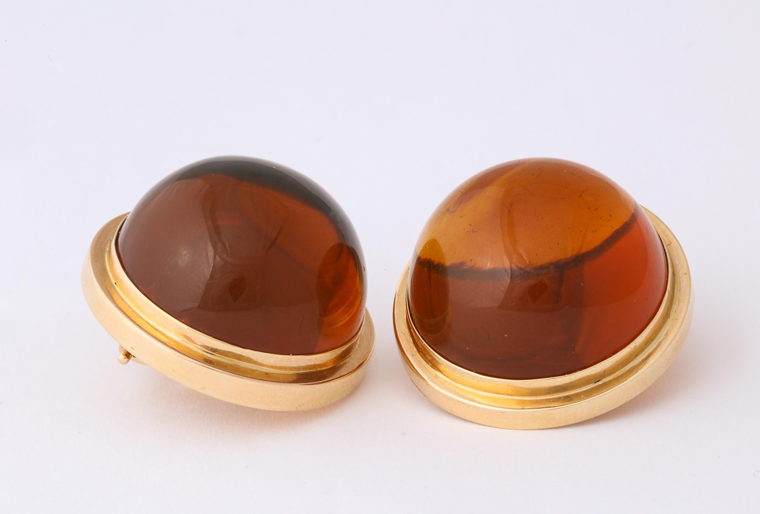Perles d'ambre poli reconstituées serties dans un sertissage à lunette en vente 1